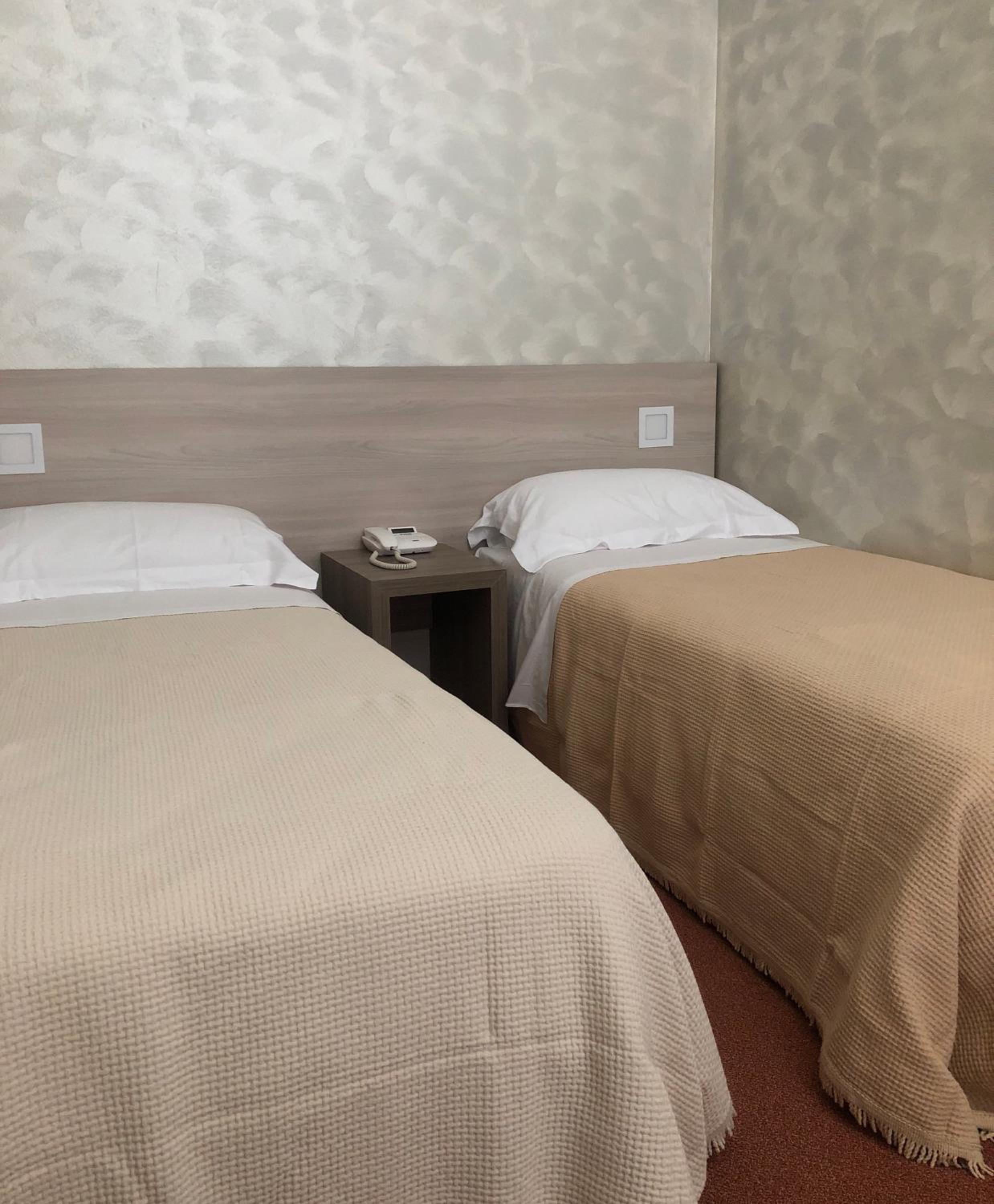 Twin Room with Private Bathroom - Photo 3