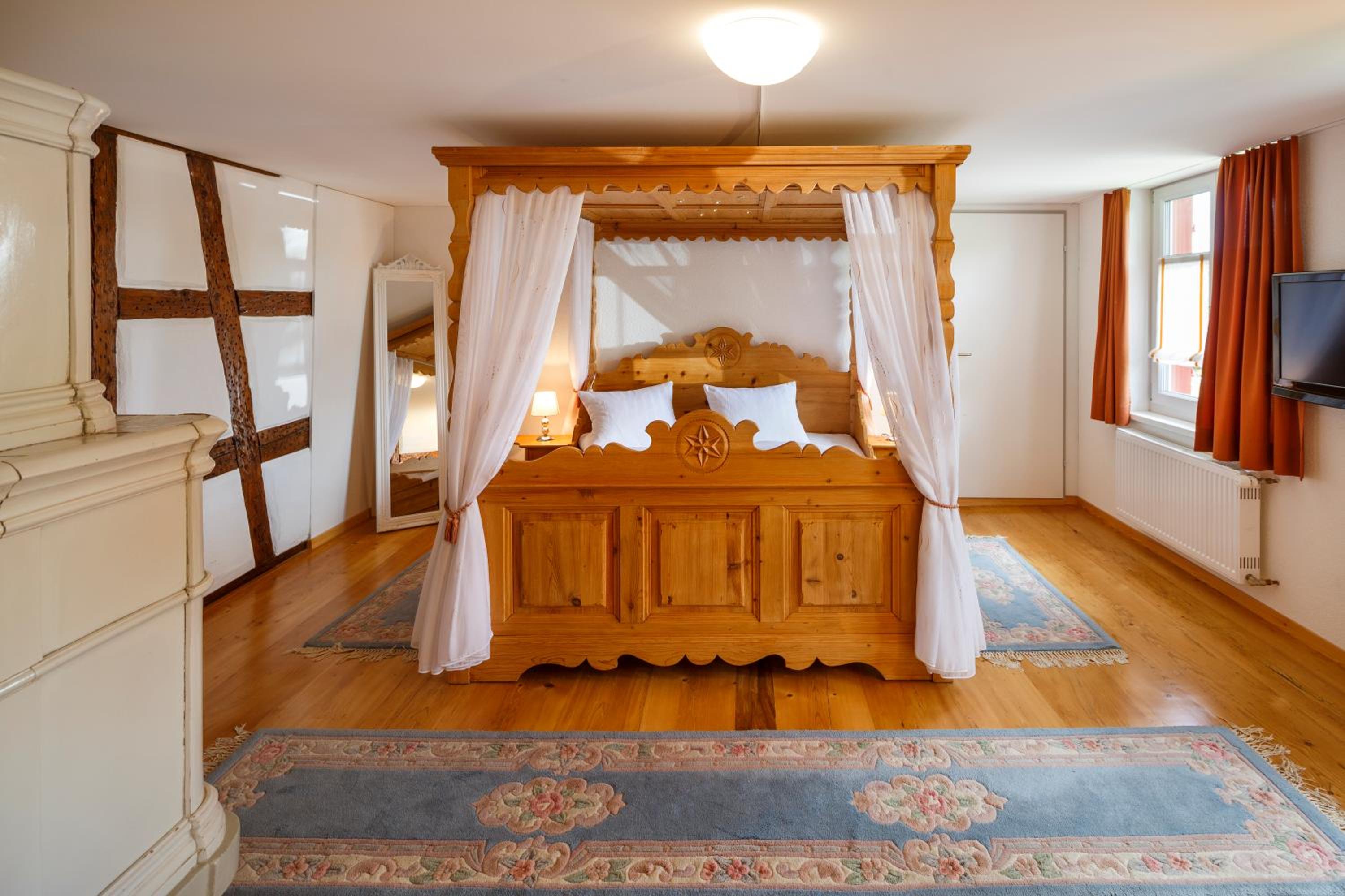 Double Room with Four Poster Bed - Photo 3
