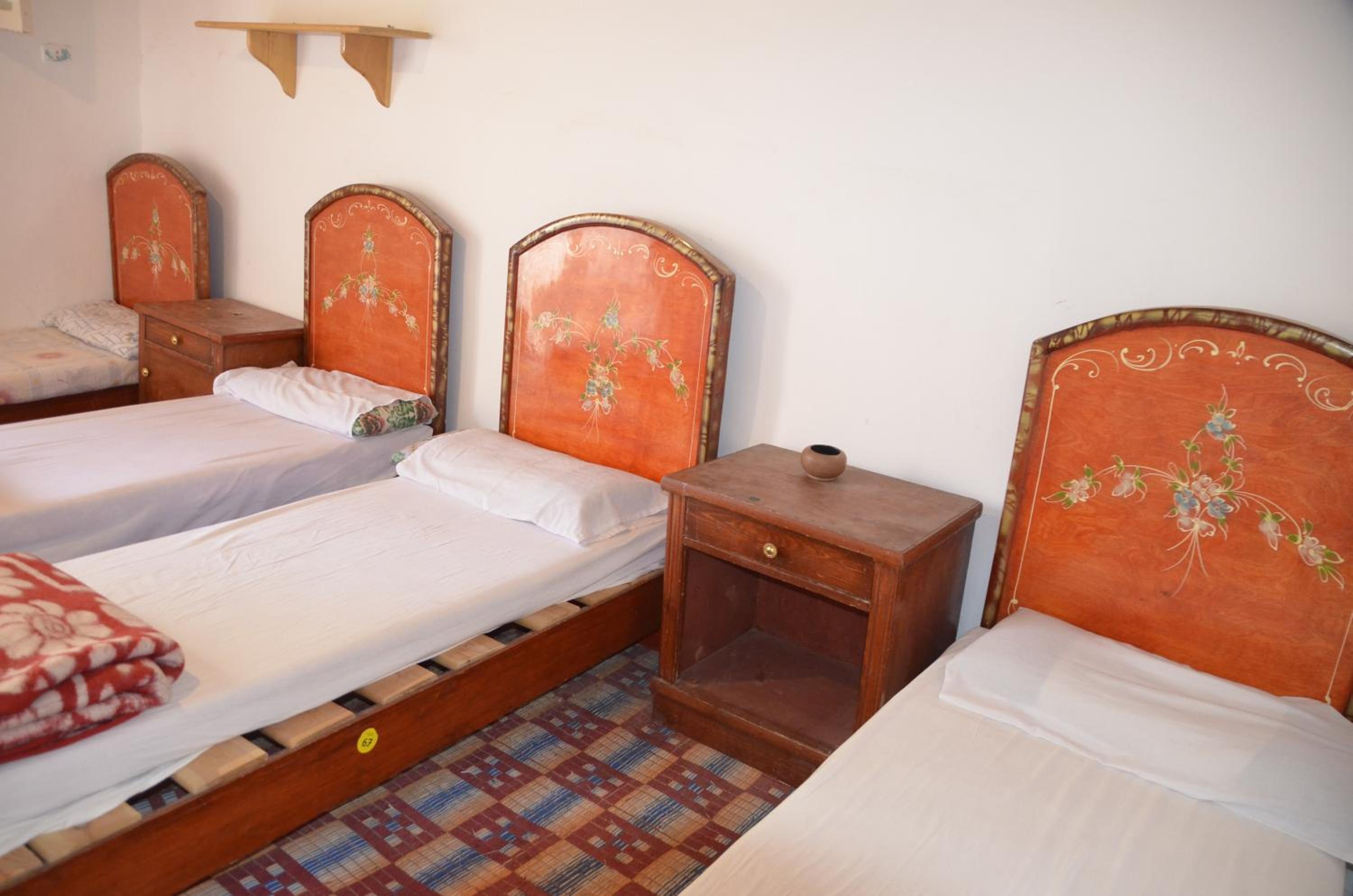 Einzelbett im Schlafsaalzimmer
