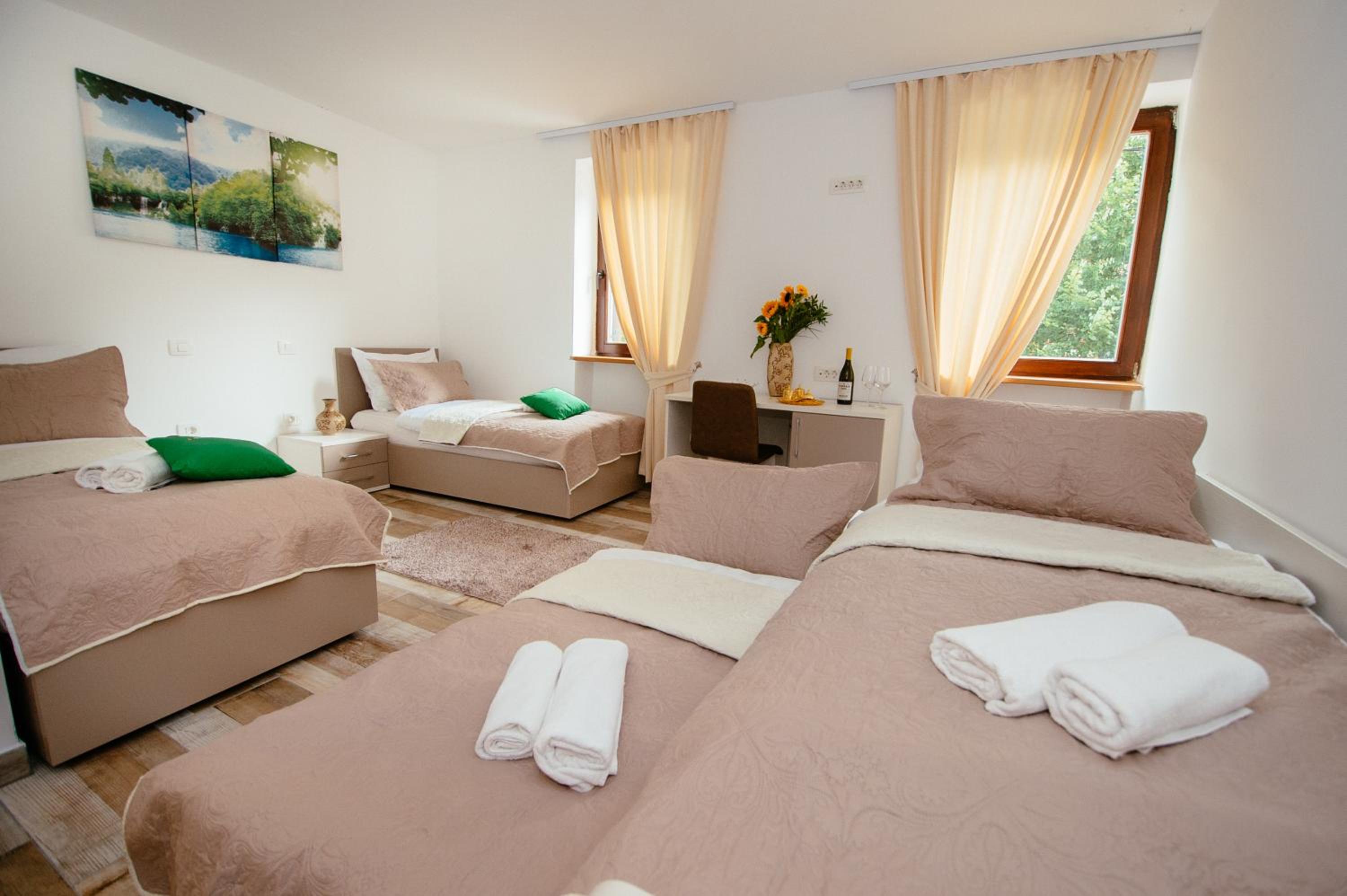 Deluxe Quadruple Room - Photo 9