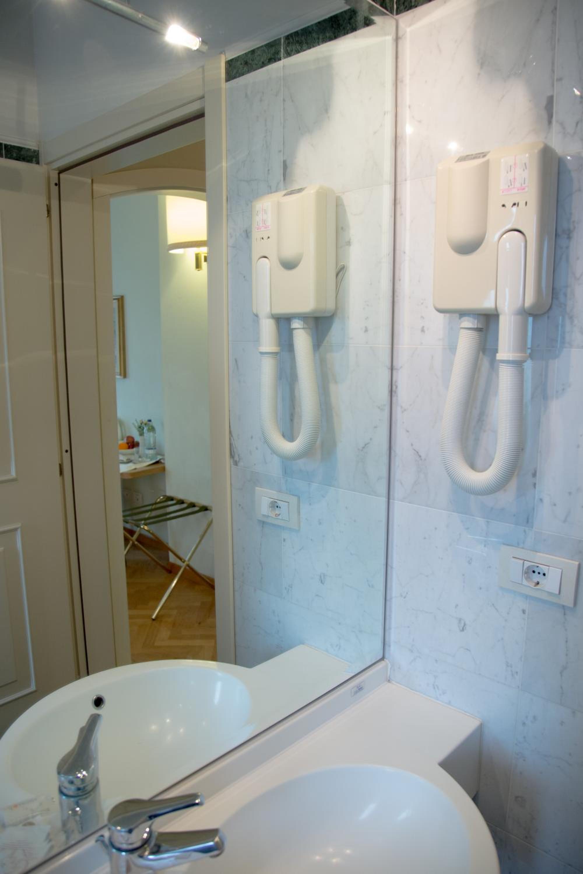 Double Room - Photo 8