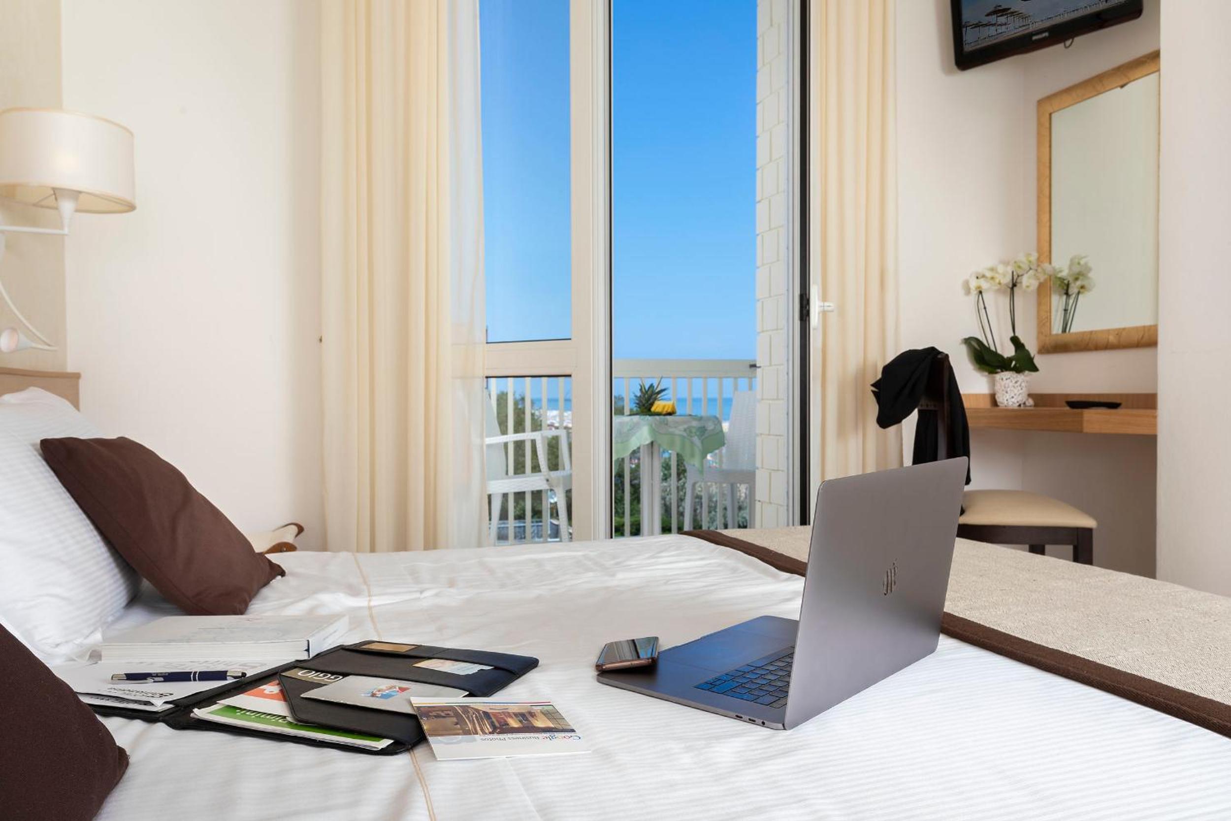 Classic Double or Twin Room with lateral Sea View