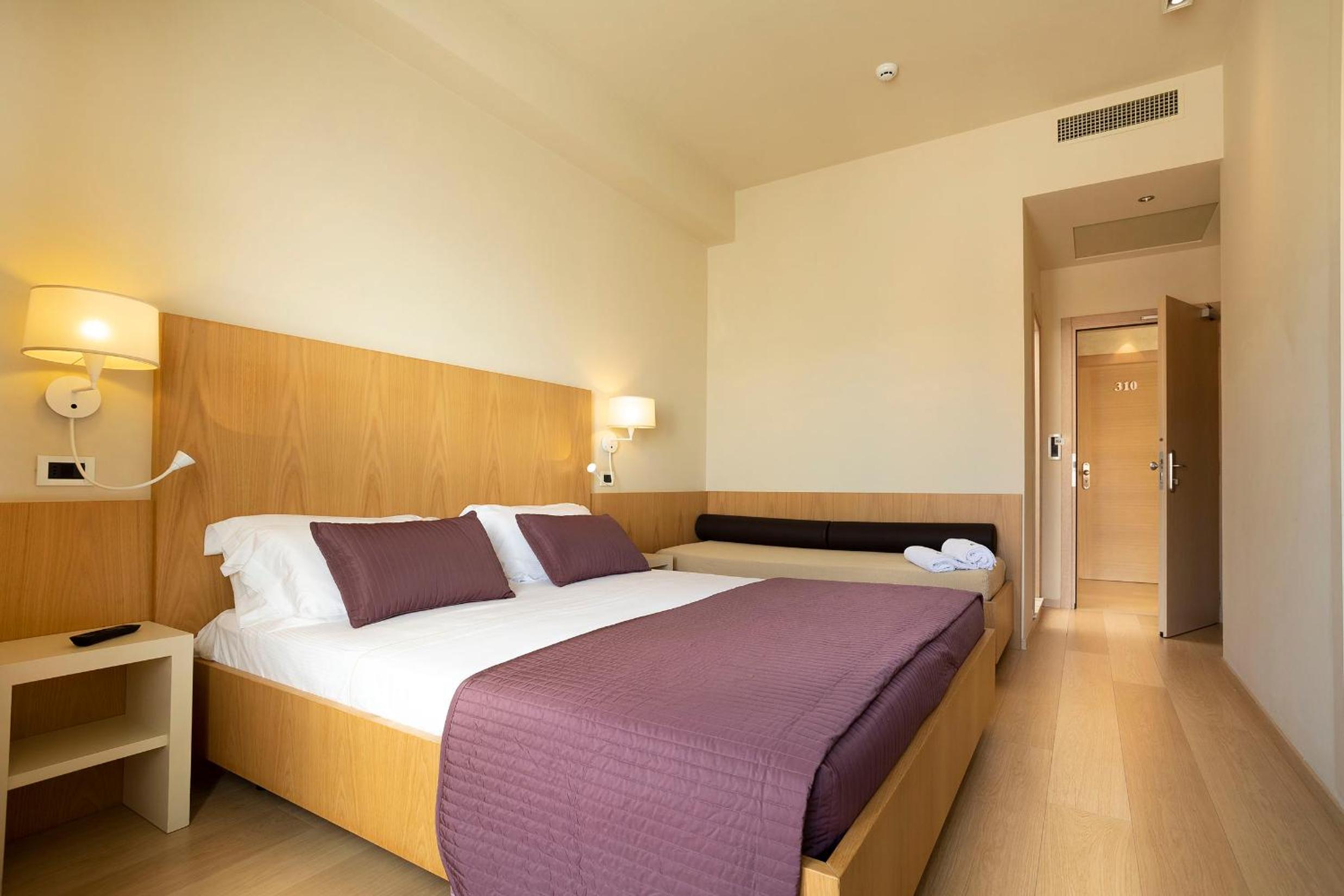 Classic Triple Room with Lateral Sea View