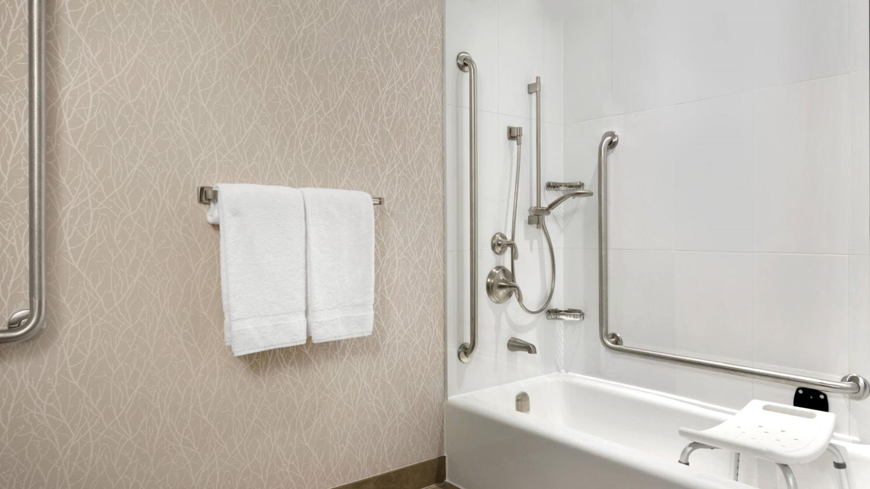 Studio with Two Queen Beds, Bathtub and Sofa Bed - Mobility Access/Hearing Accessible