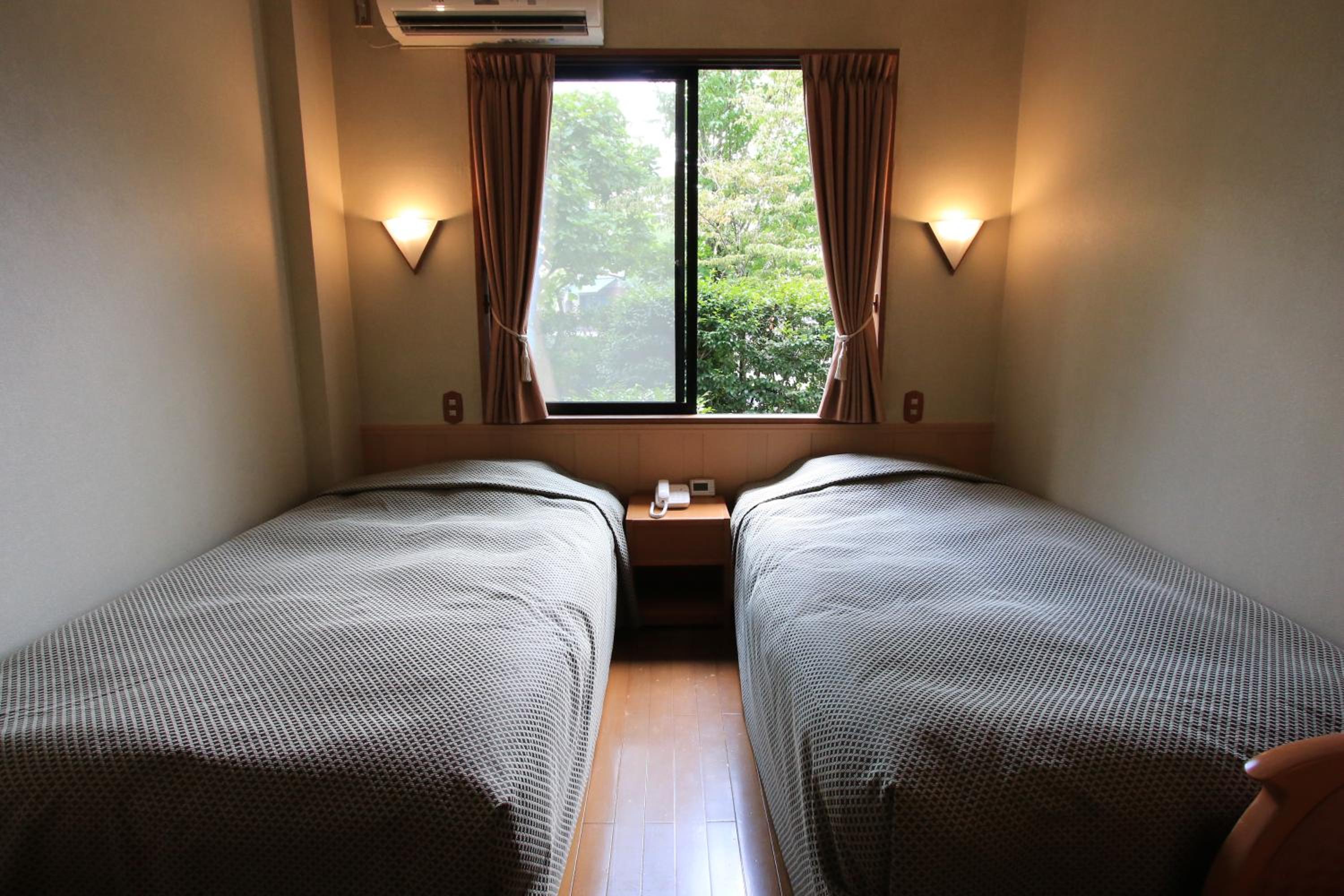 Twin Room - Non-Smoking - Photo 2