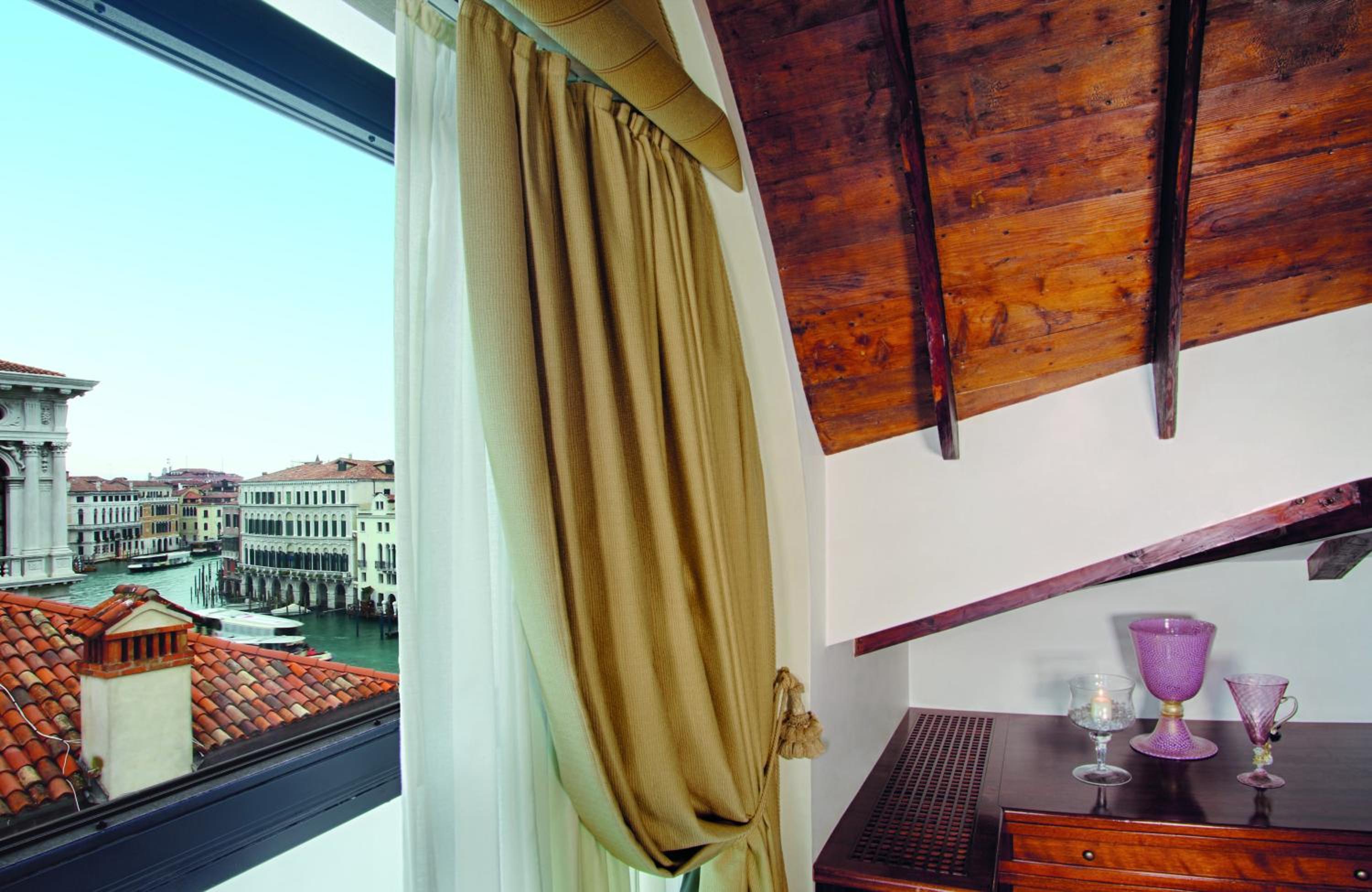 Junior Suite with Grand Canal View thumbnail 6