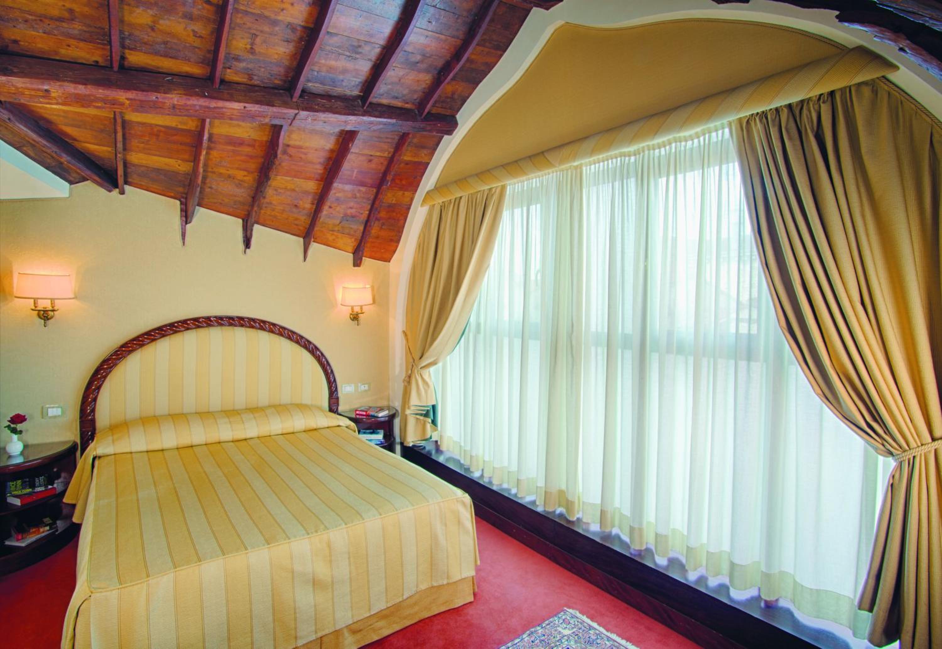 Junior Suite with Grand Canal View thumbnail 5