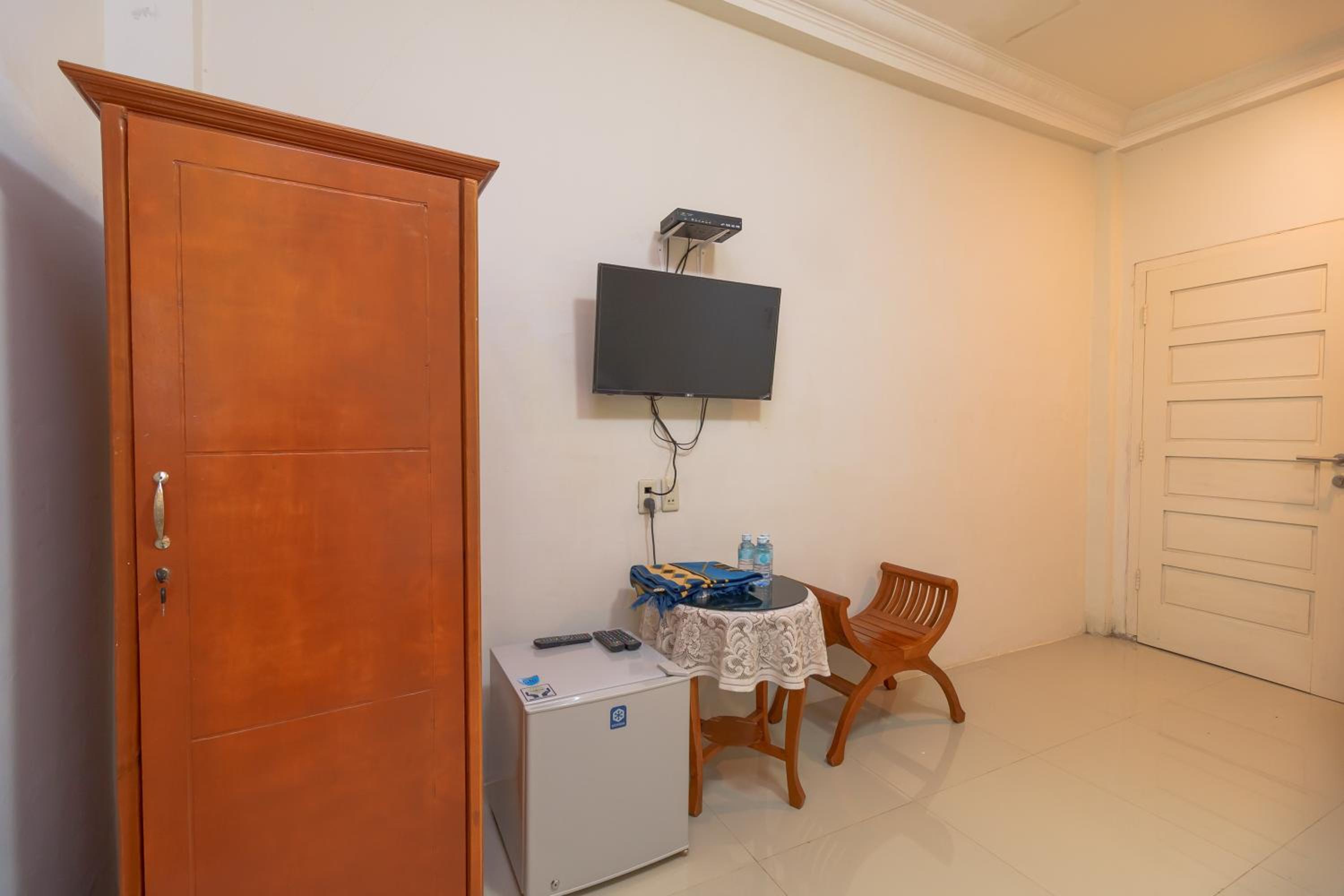 Family Room - Photo 8