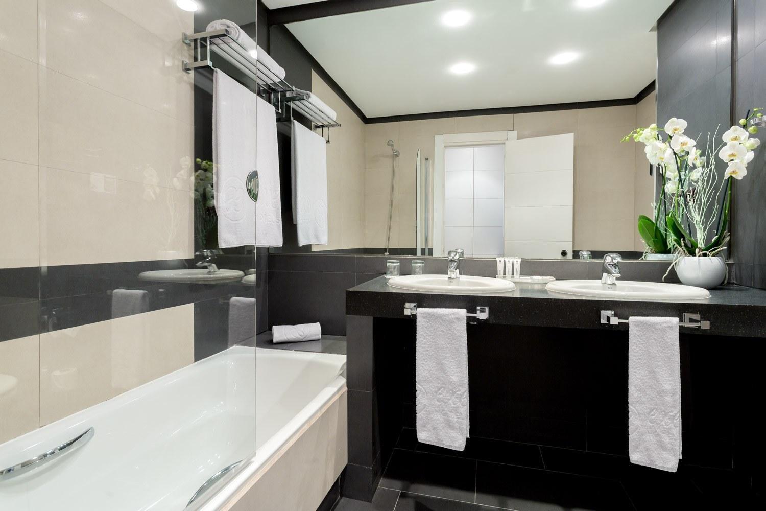 Double or Twin Room - Photo 2