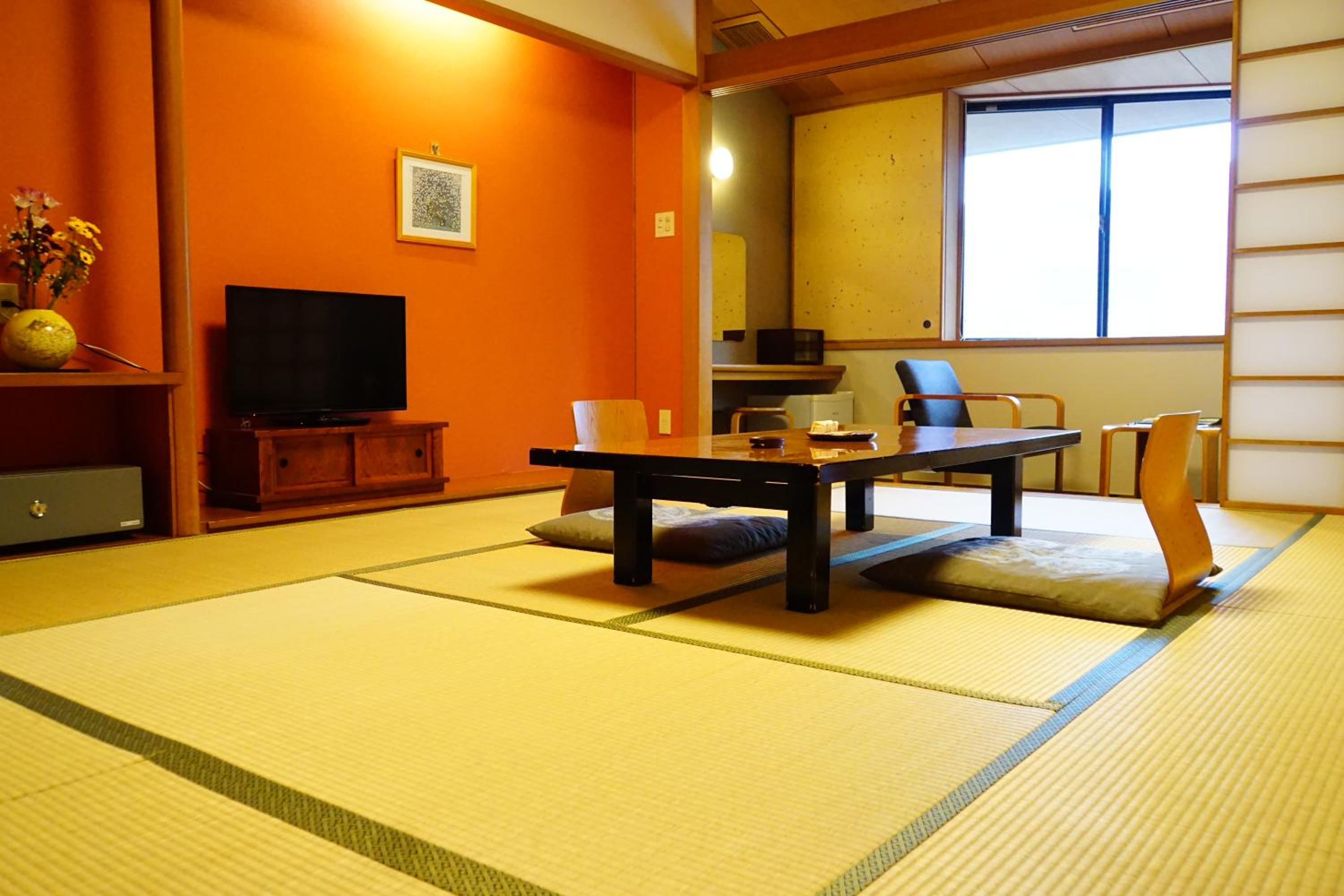 Japanese-Style Room with Shared Bathroom photo 2