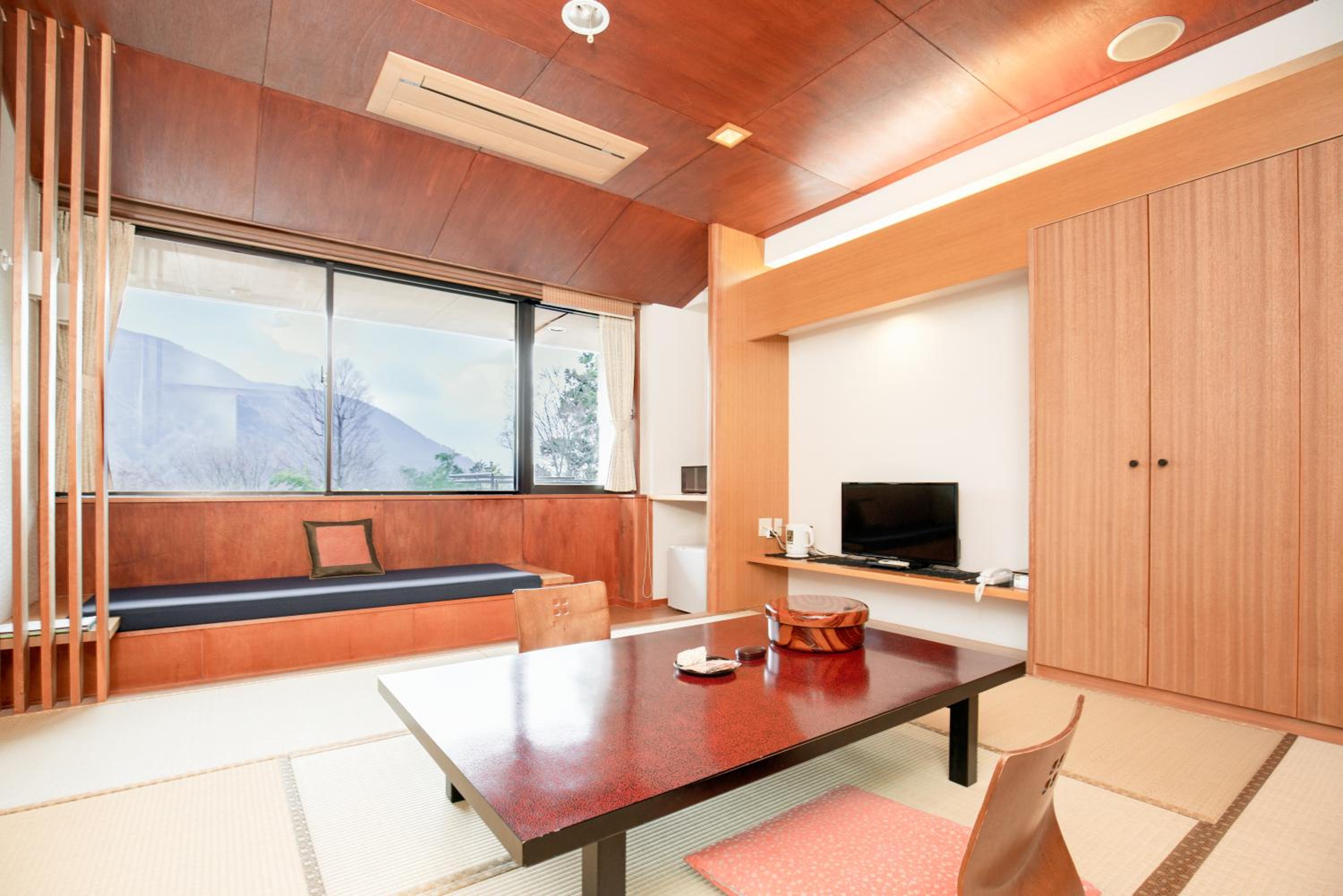 Japanese-Style Room with Shared Bathroom photo 3