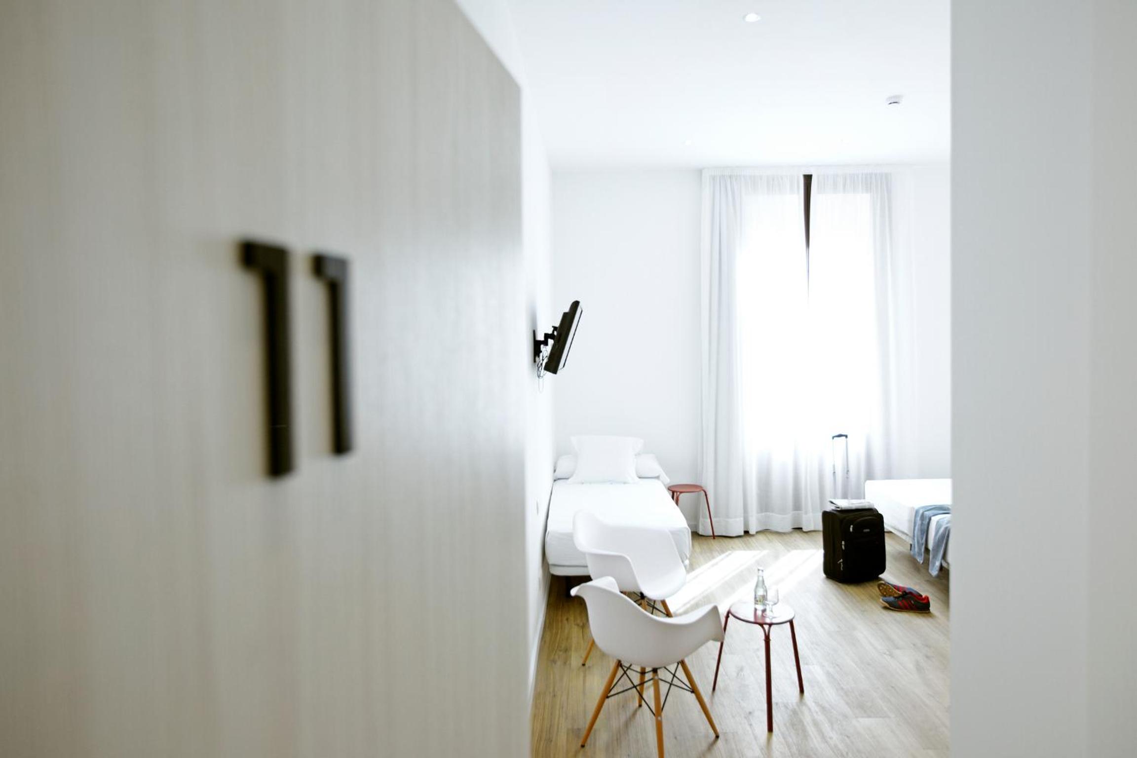 Family Room with Balcony thumbnail 5