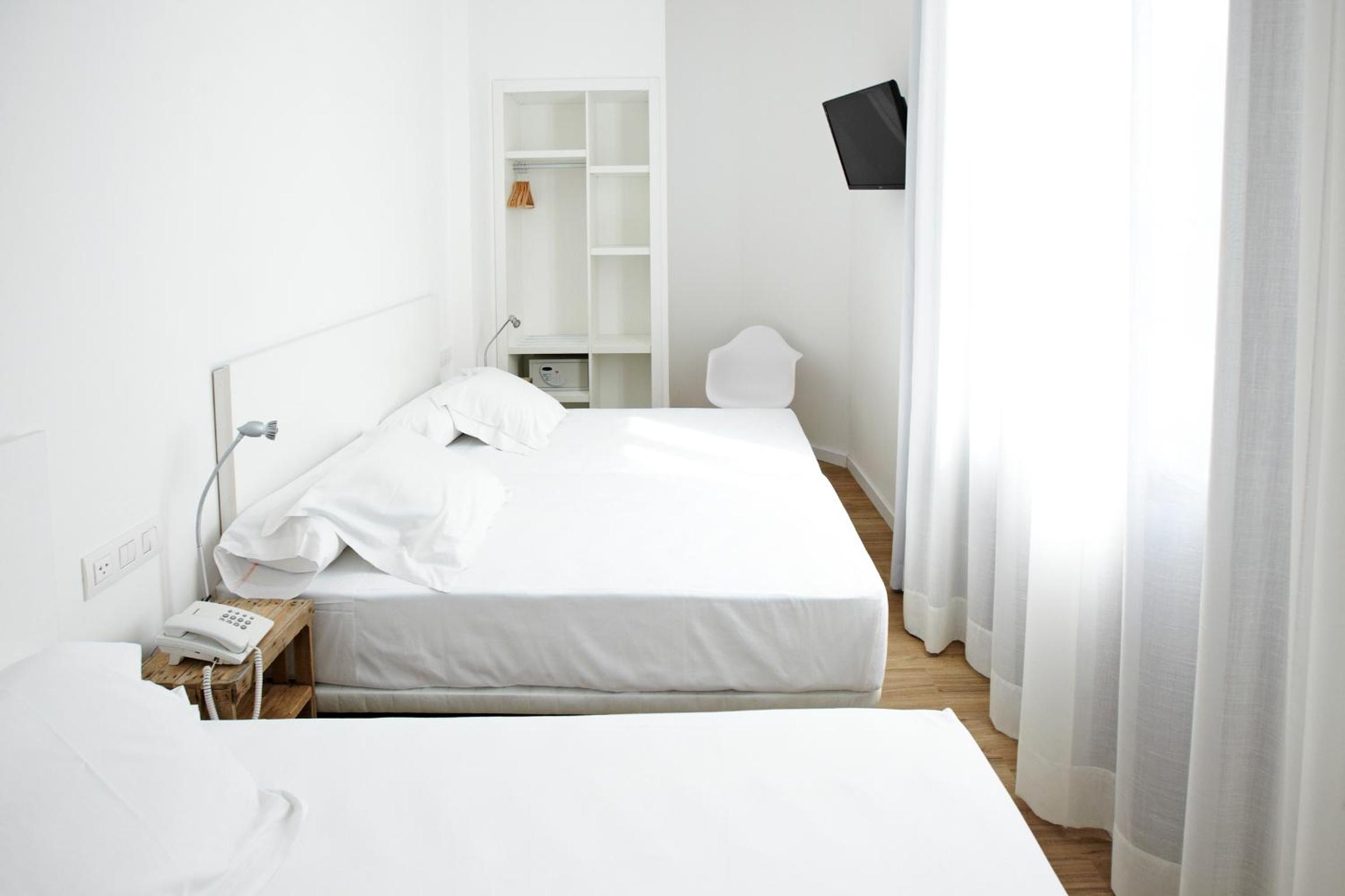 Triple Room with Balcony thumbnail 5