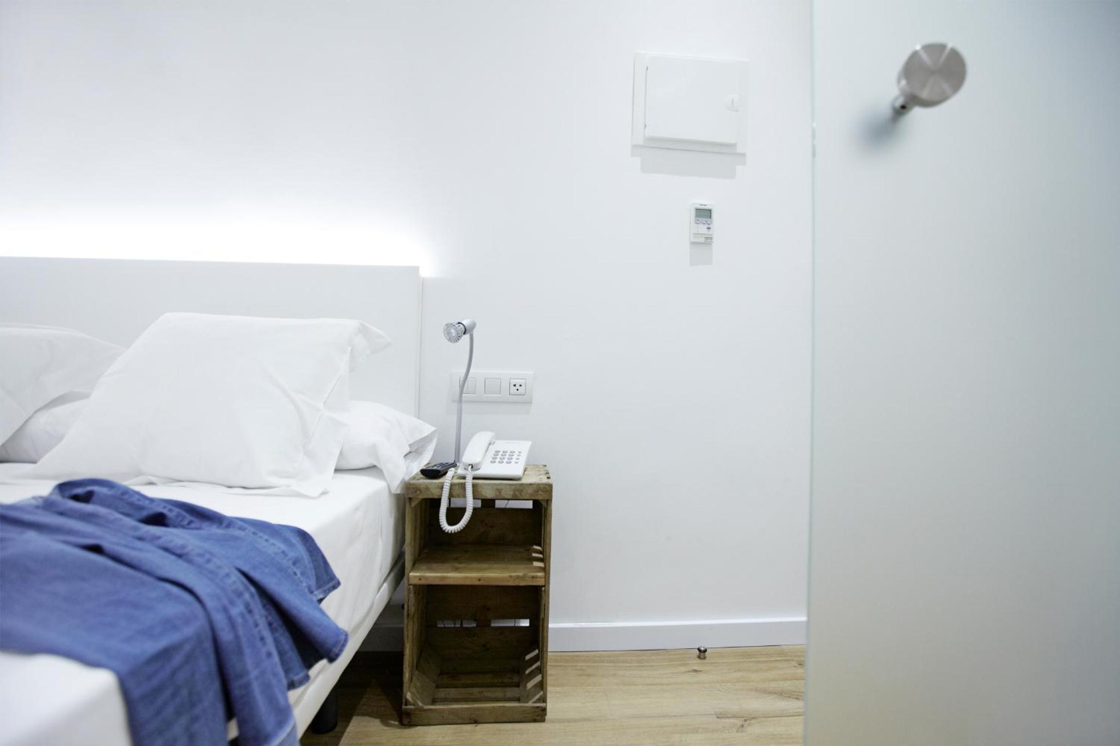 Standard Single Room thumbnail 5