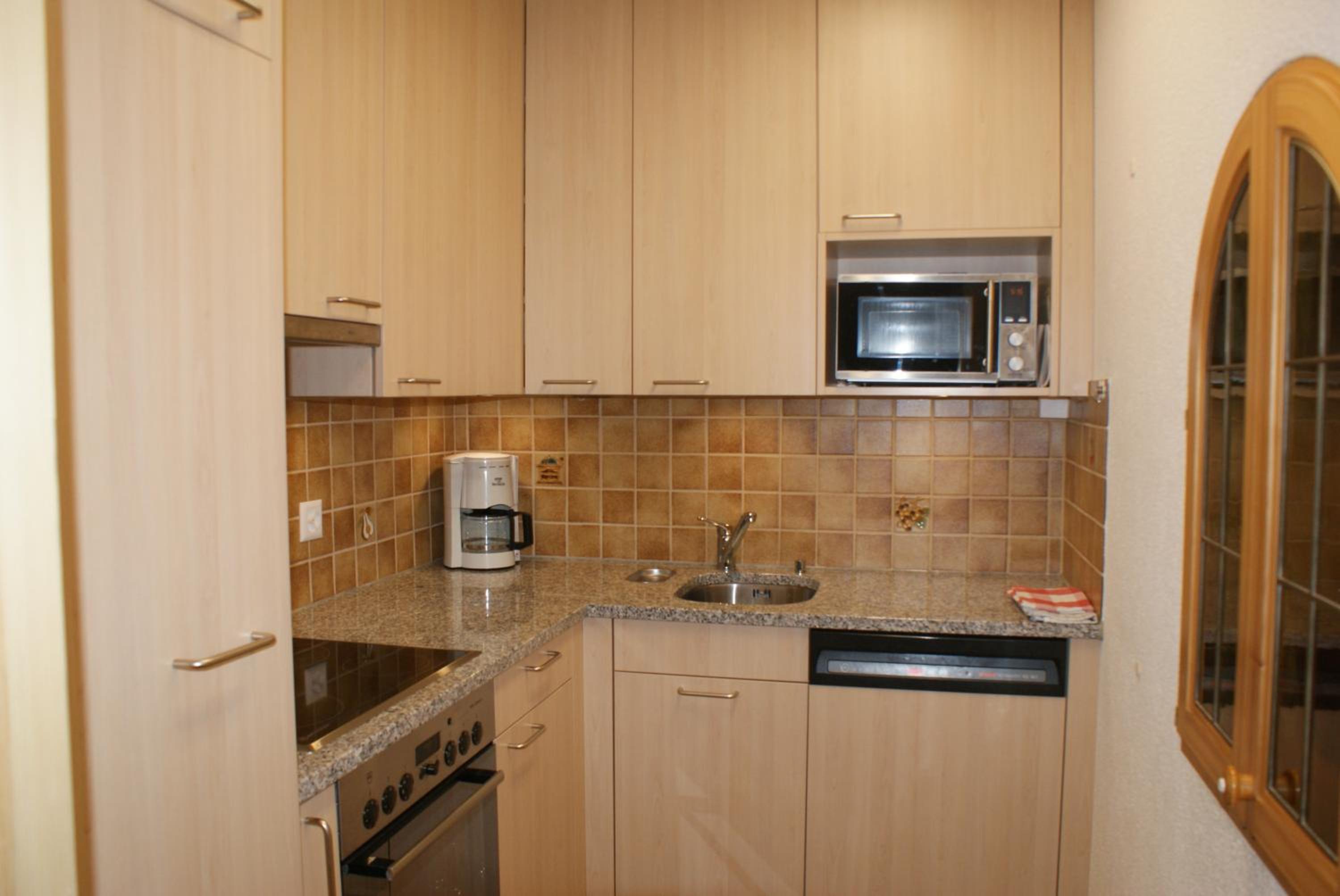 One-Bedroom Apartment with Balcony and Mountain View   photo 2
