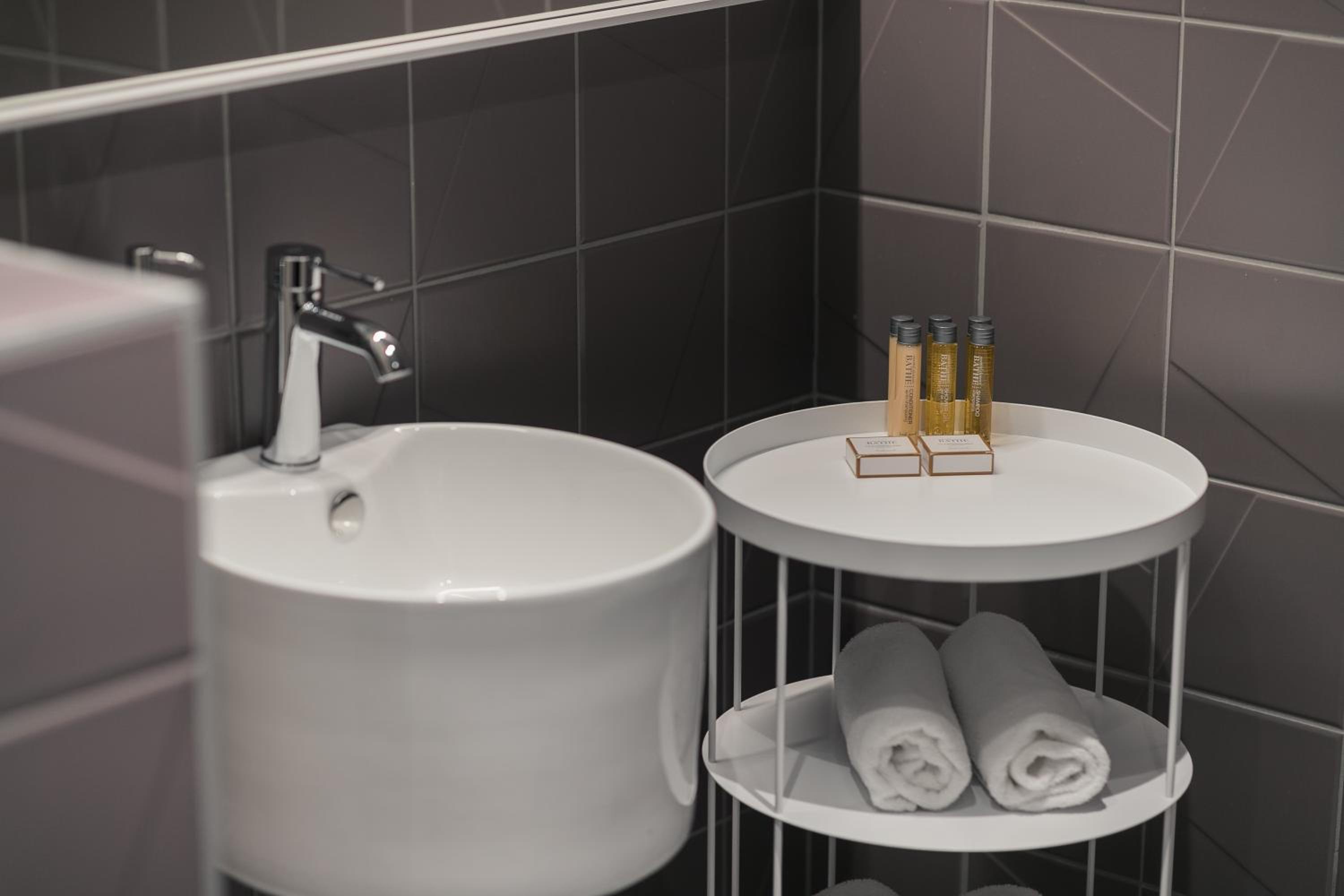 Deluxe Suite - Photo 7