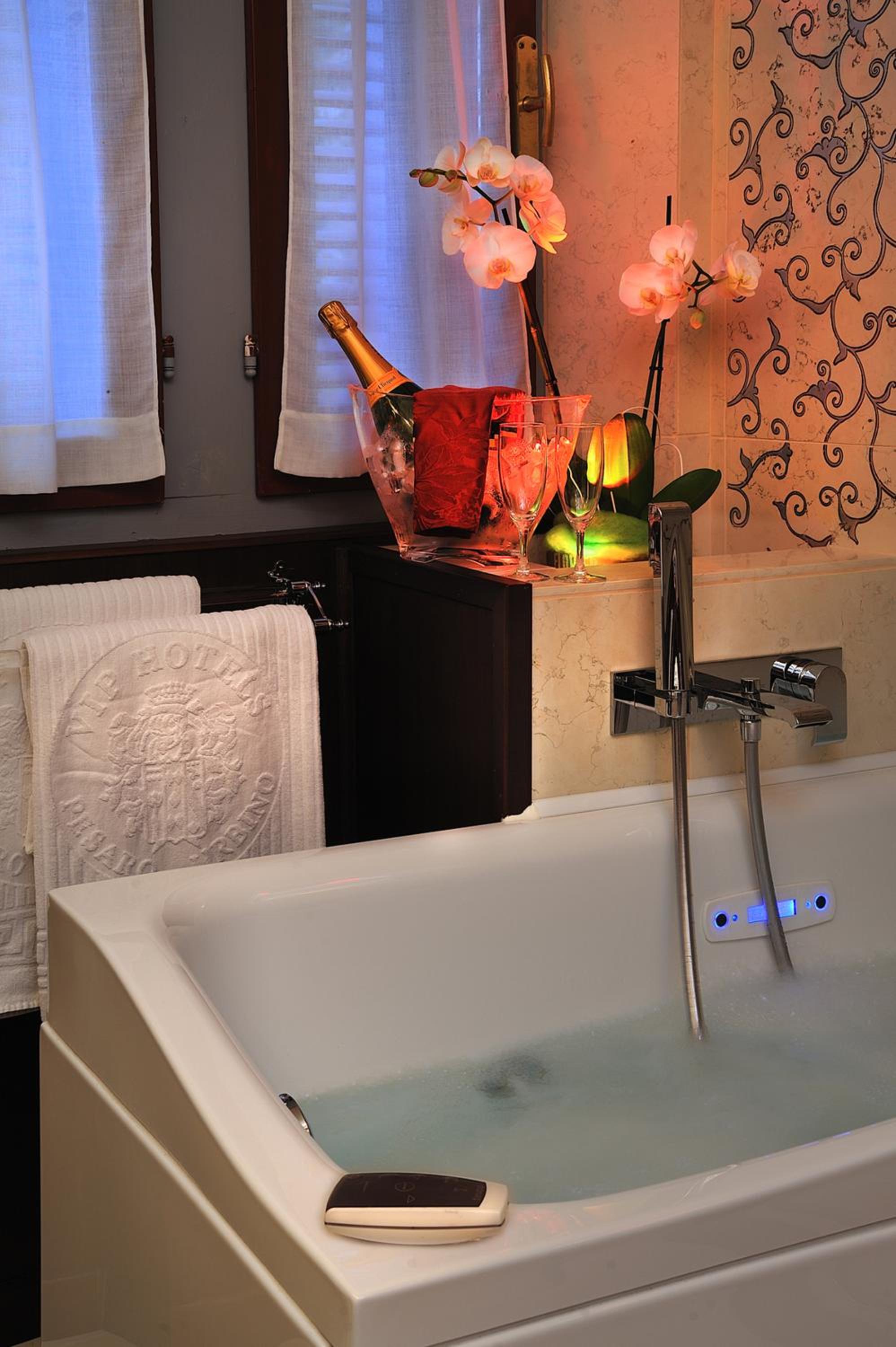 Suite - Photo 6