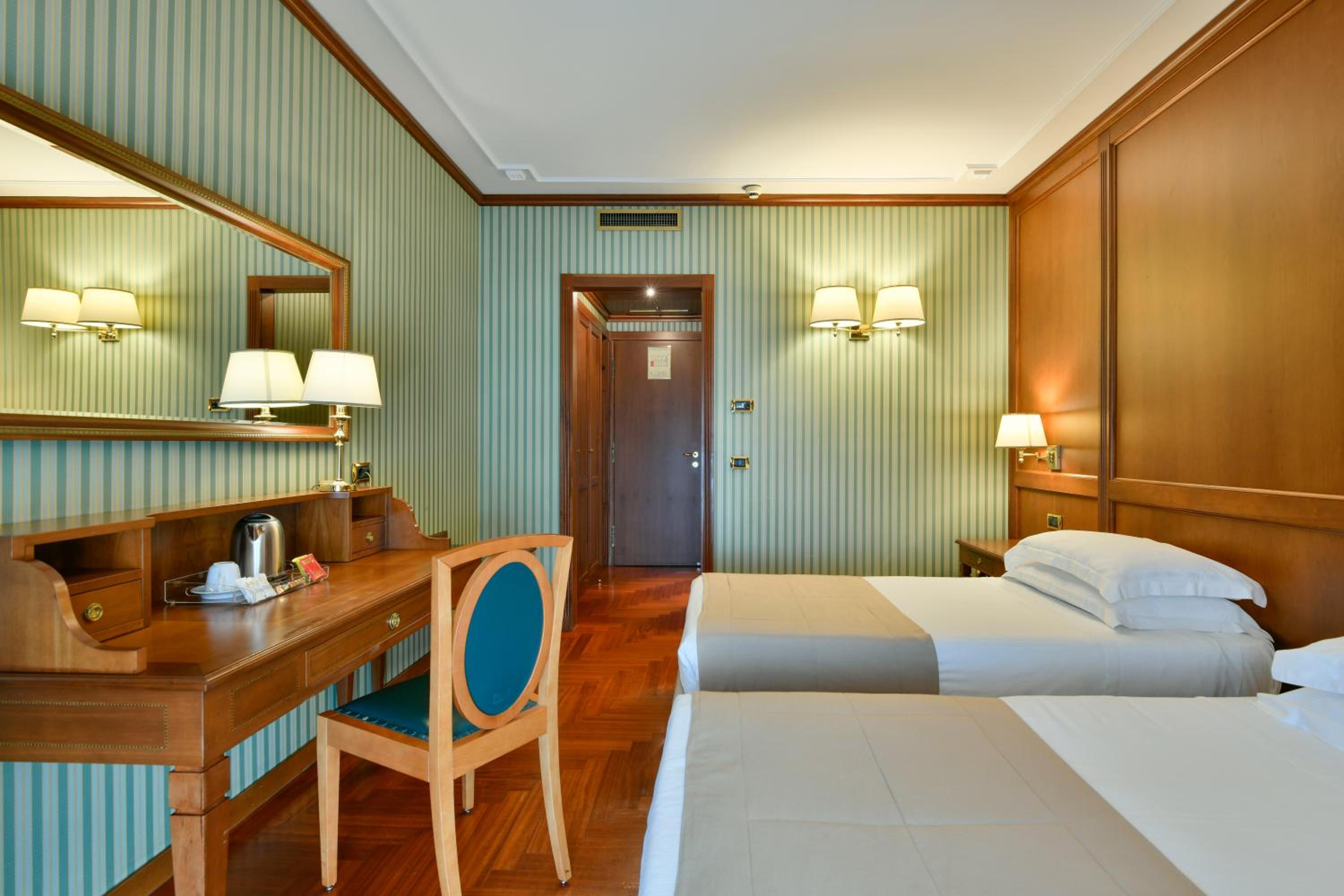 Standard Twin Room - Photo 6