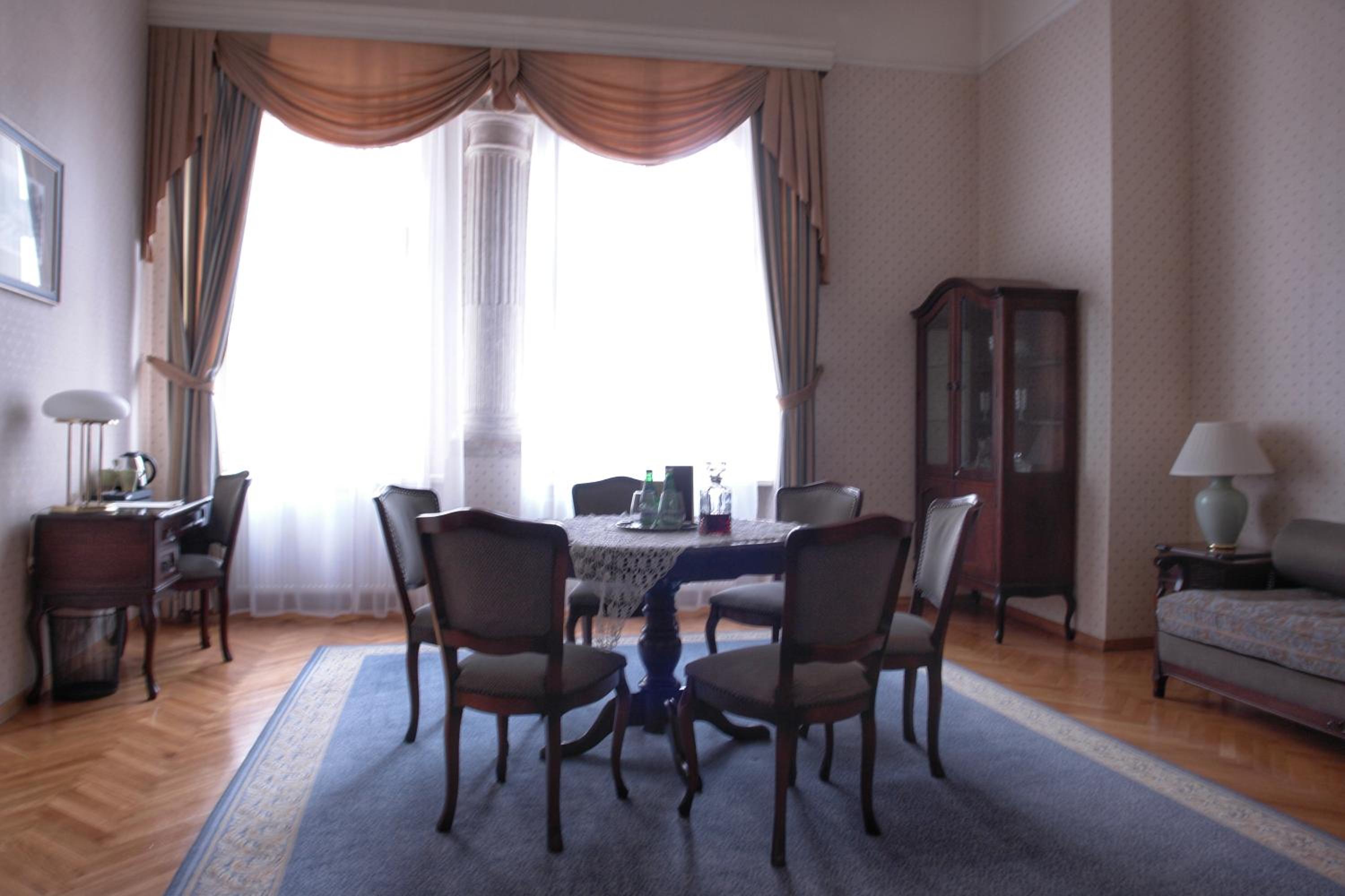 Executive Suite - Photo 5