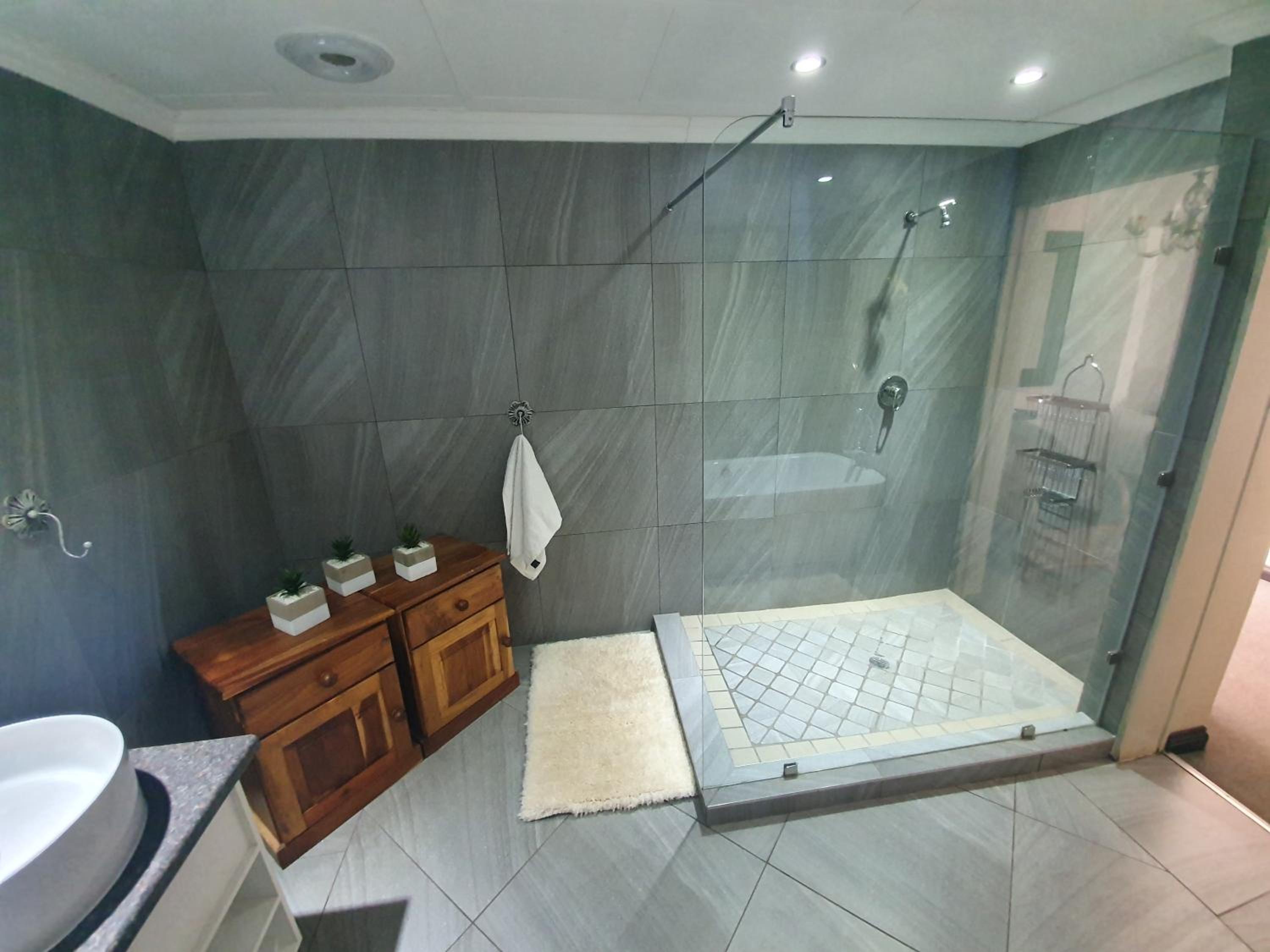 Executive Suite - Photo 14