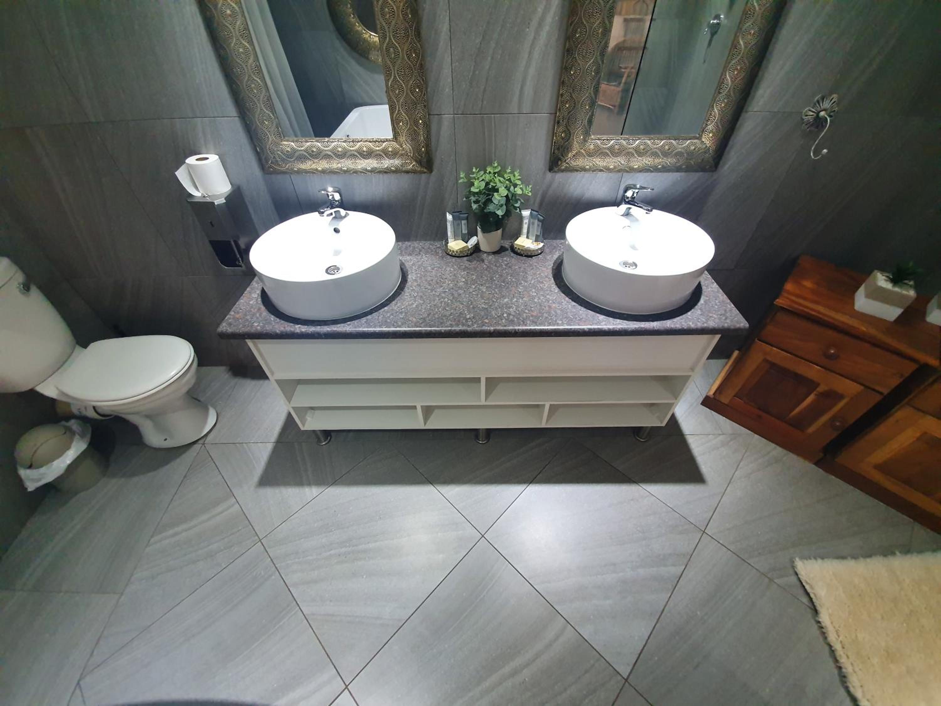 Executive Suite - Photo 15