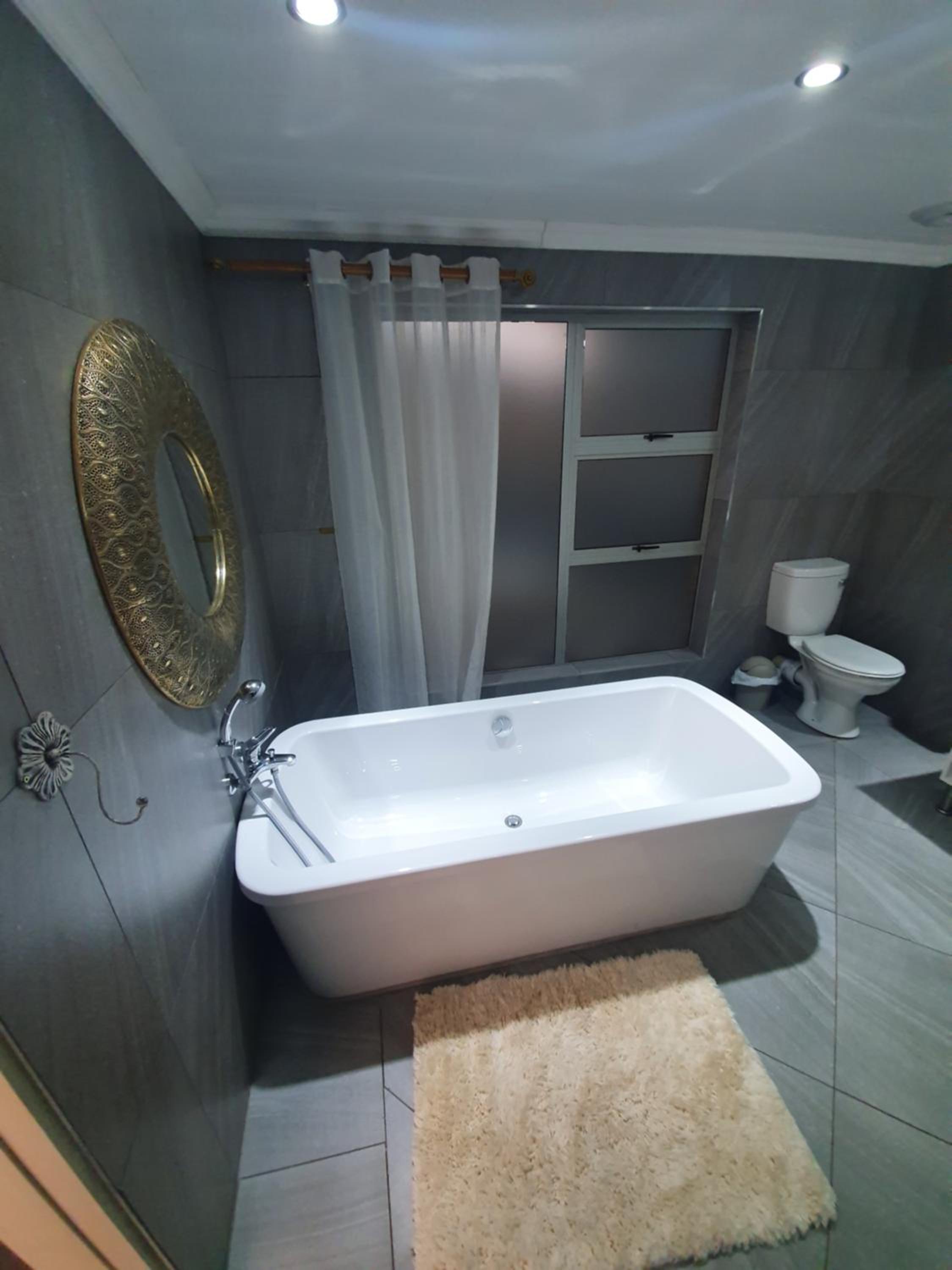 Executive Suite - Photo 16