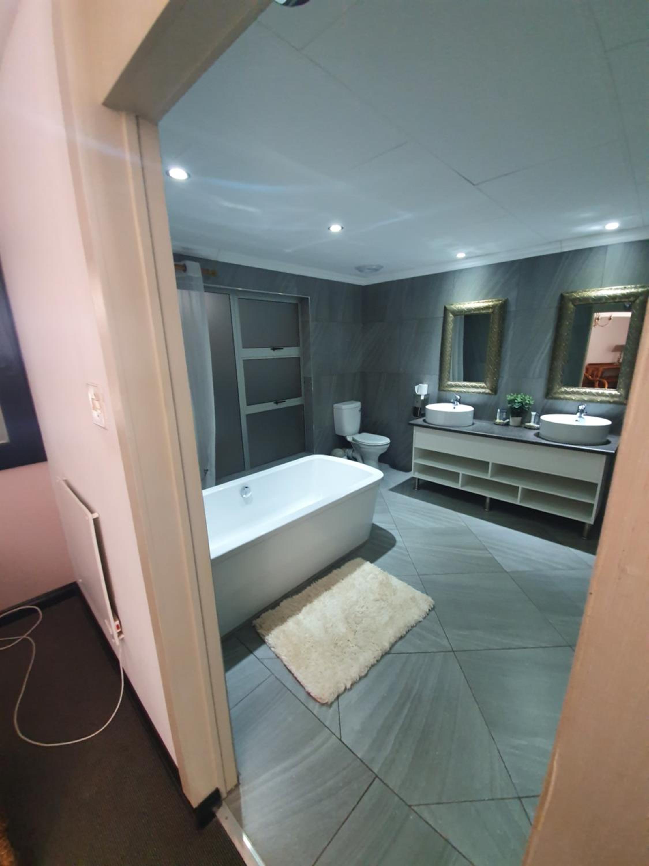 Executive Suite - Photo 17