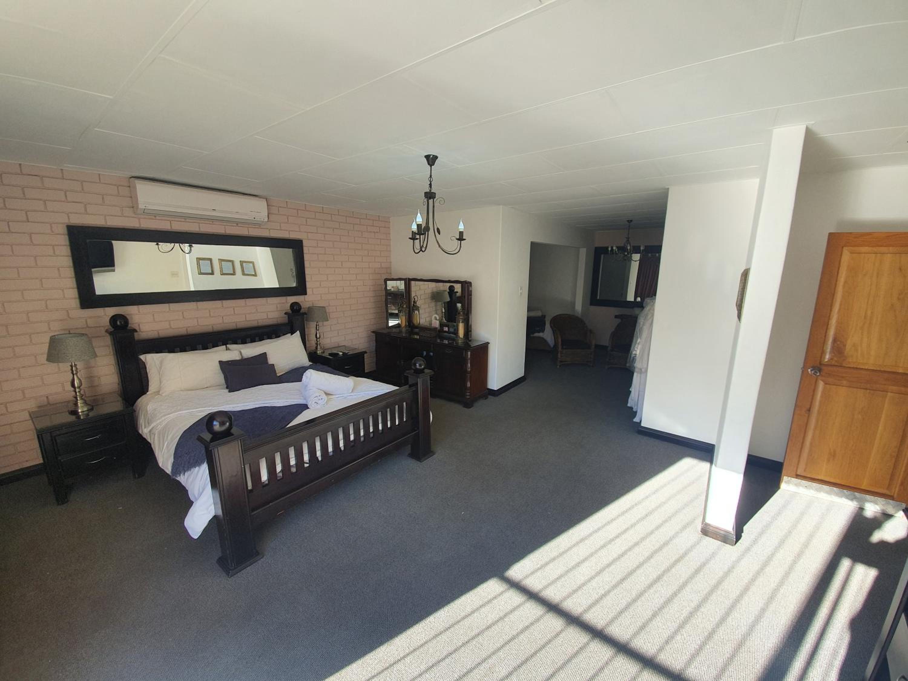 Executive Suite - Photo 7