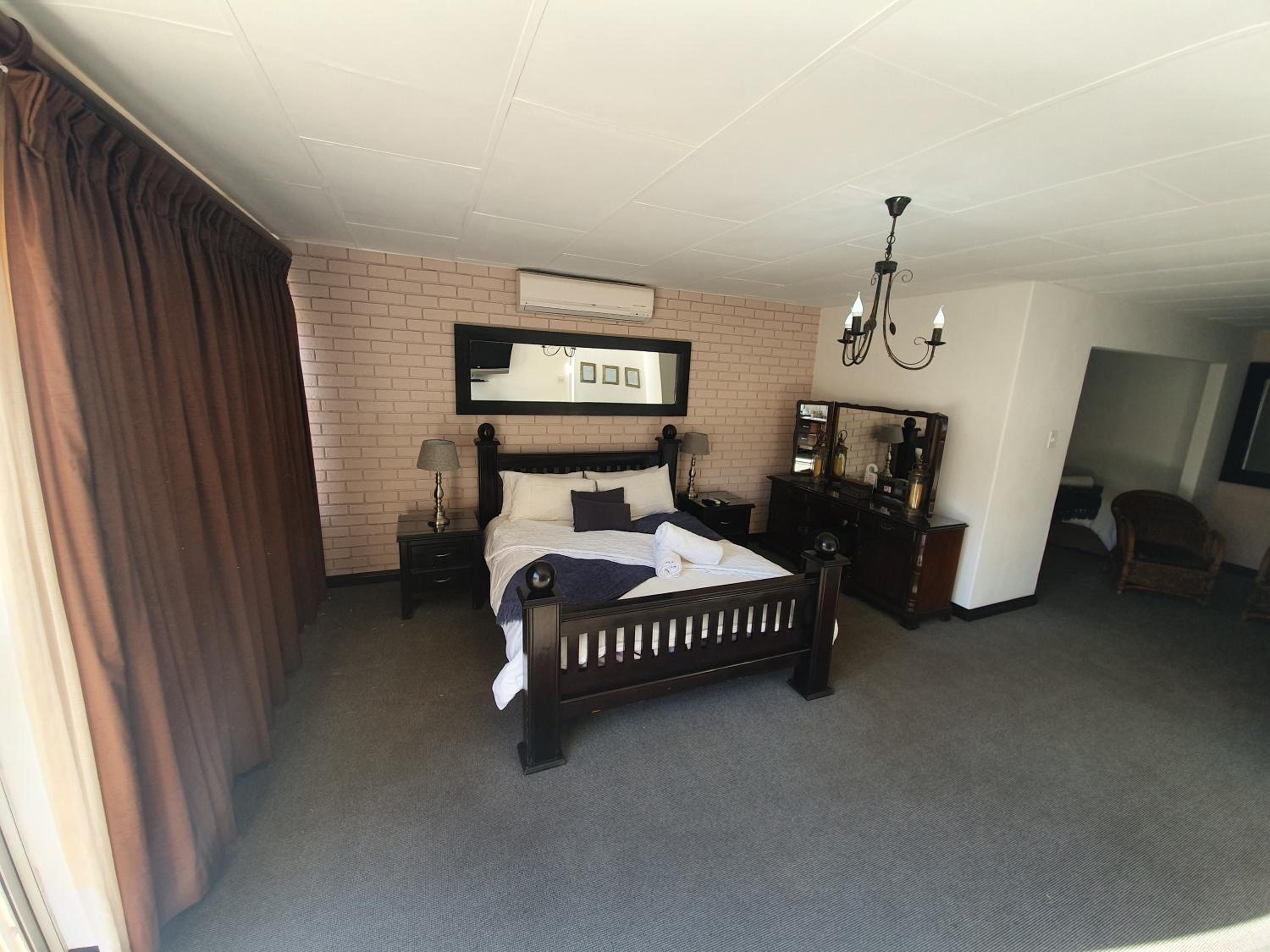Executive Suite - Photo 8