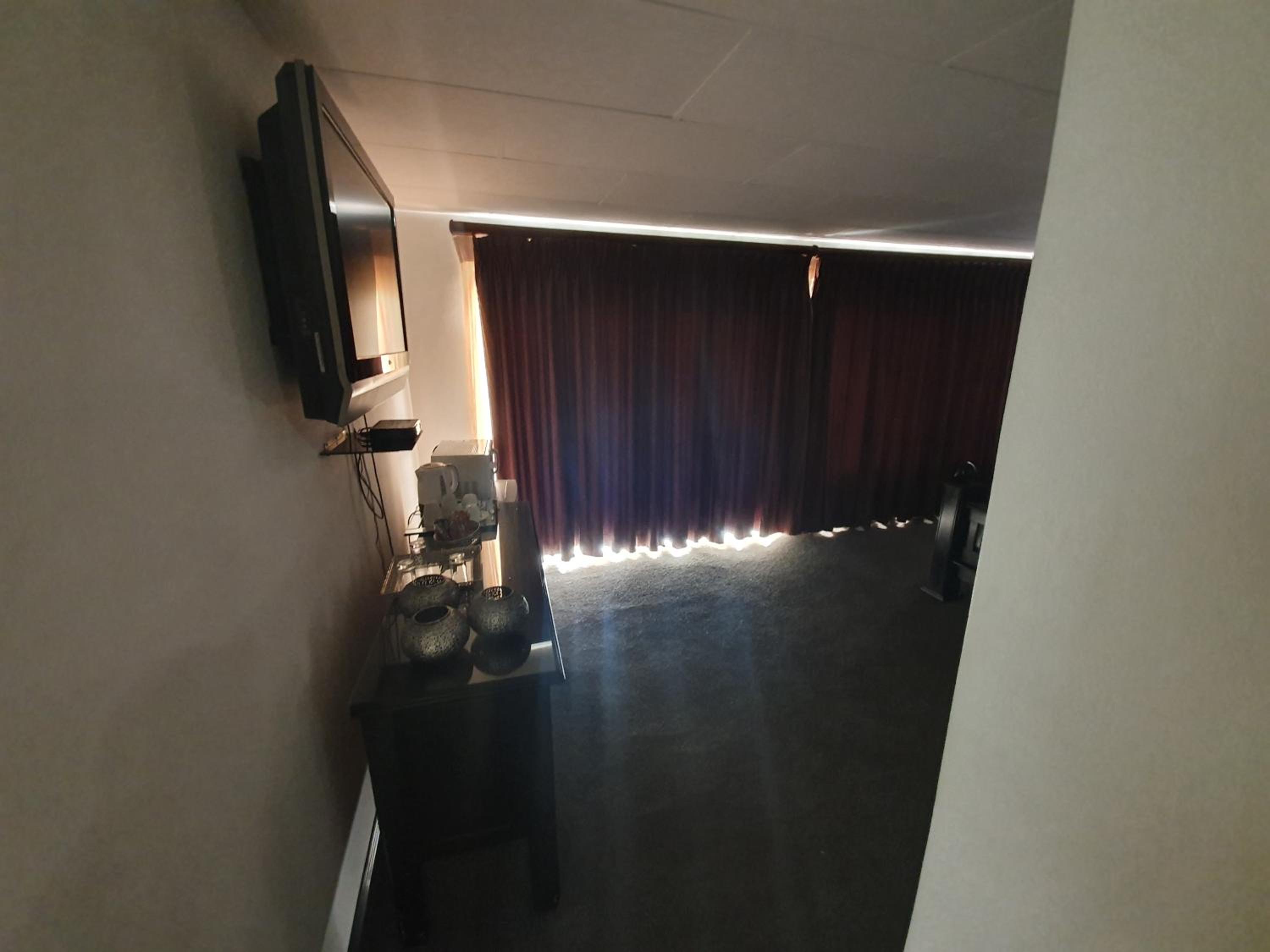 Executive Suite - Photo 9
