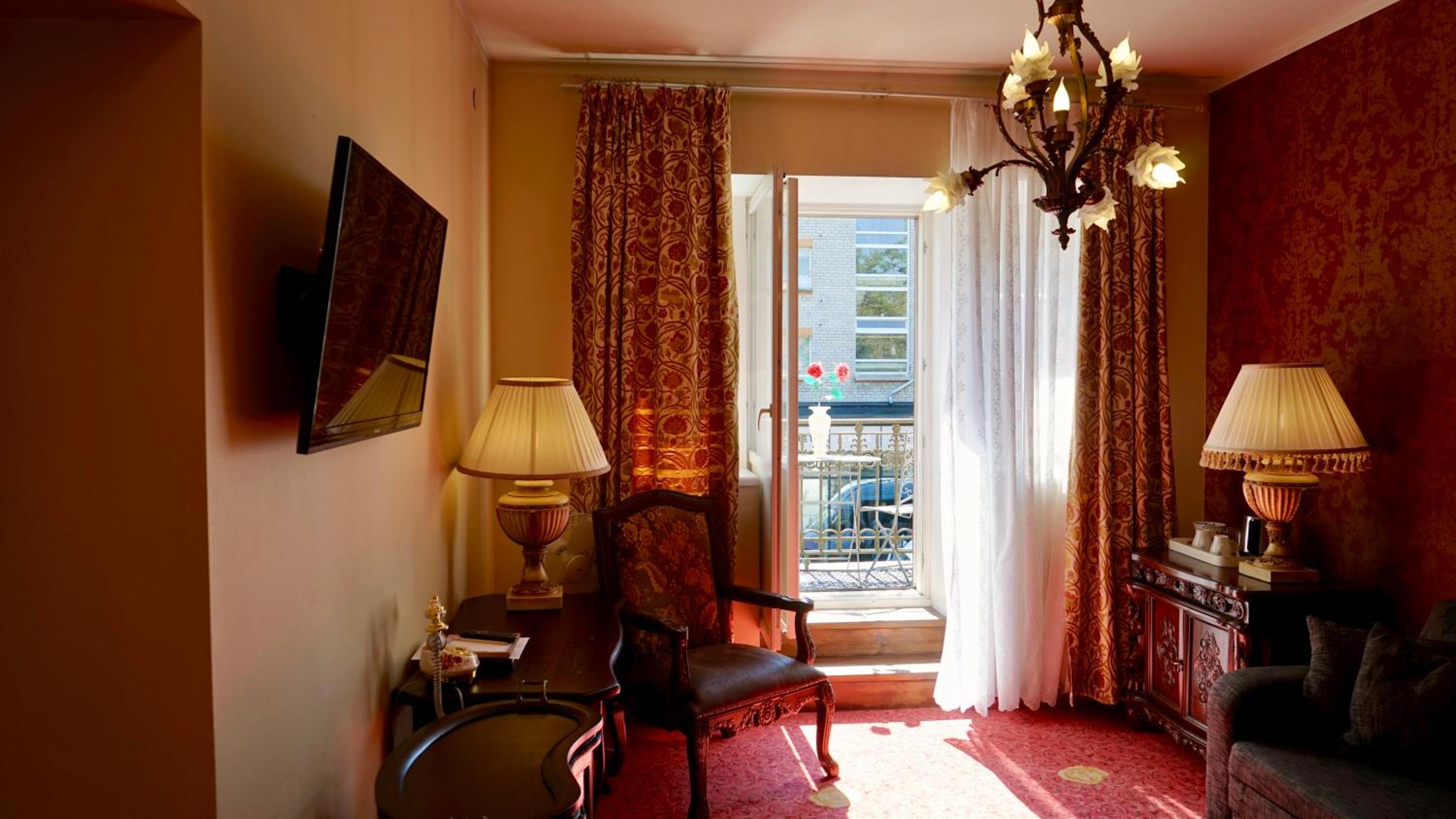 Suite with Balcony and Spa Acess - Photo 1