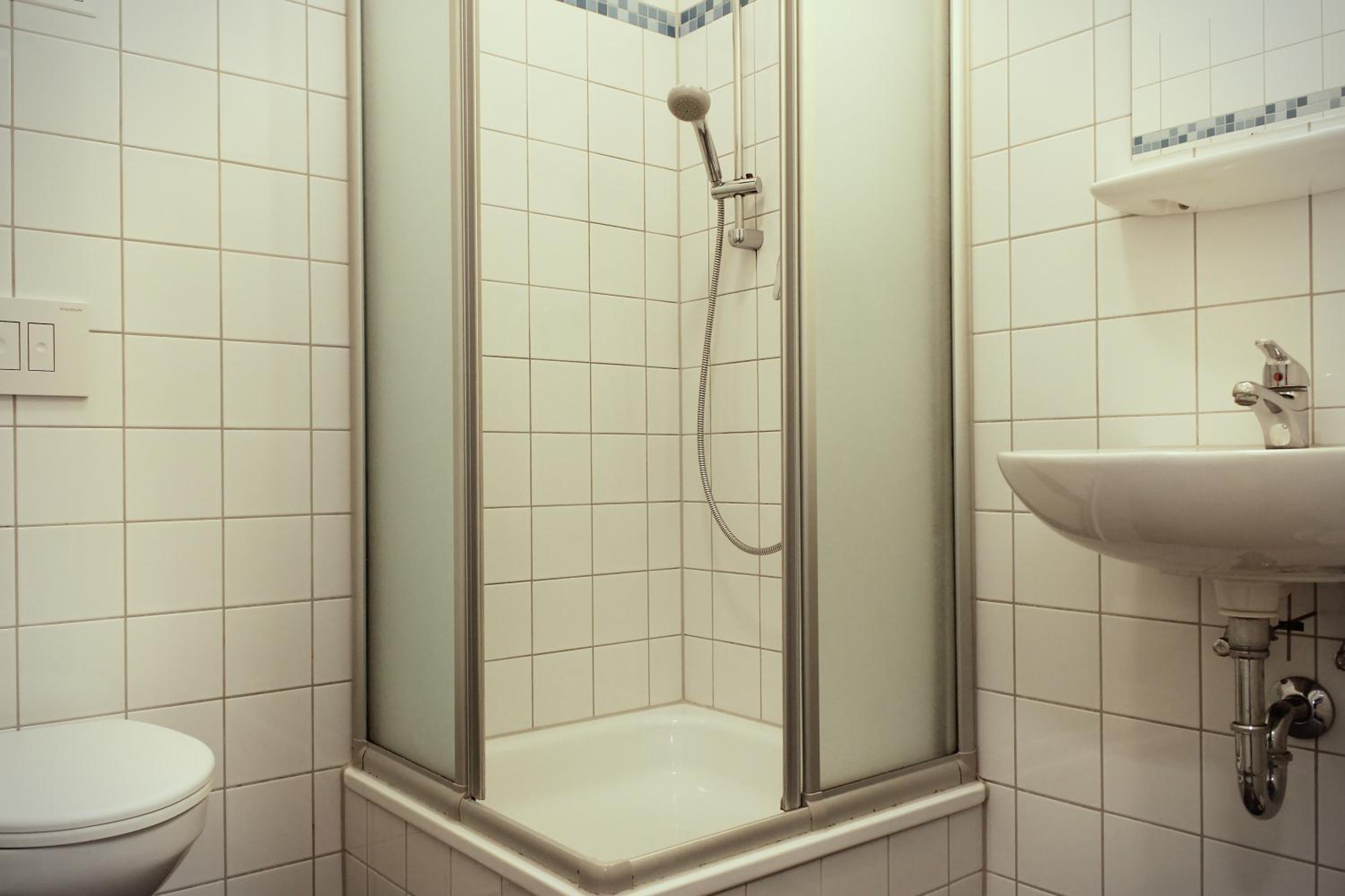 Single Bed in 8-Bed Dormitory Room with Bathroom photo 2