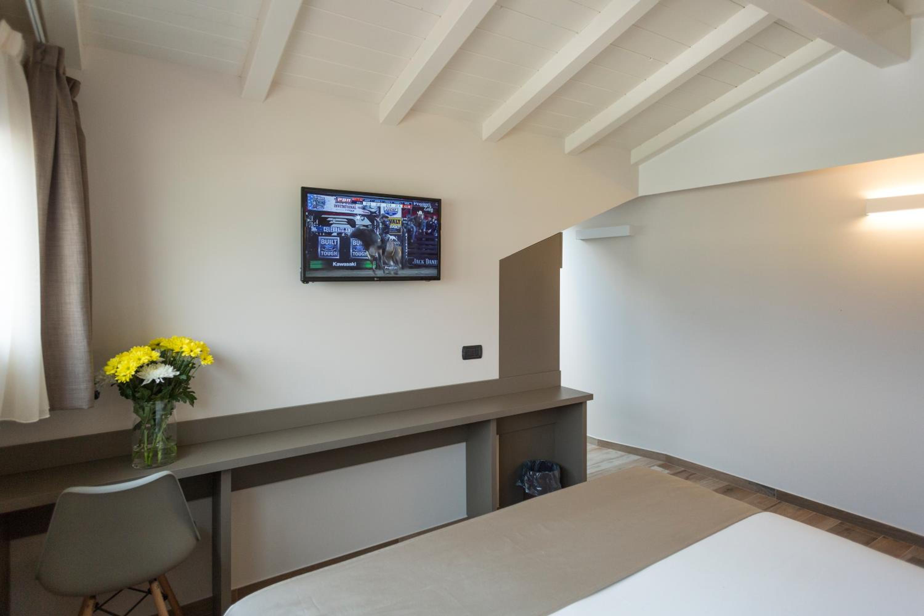 Double or Twin Room with Lake View photo 3