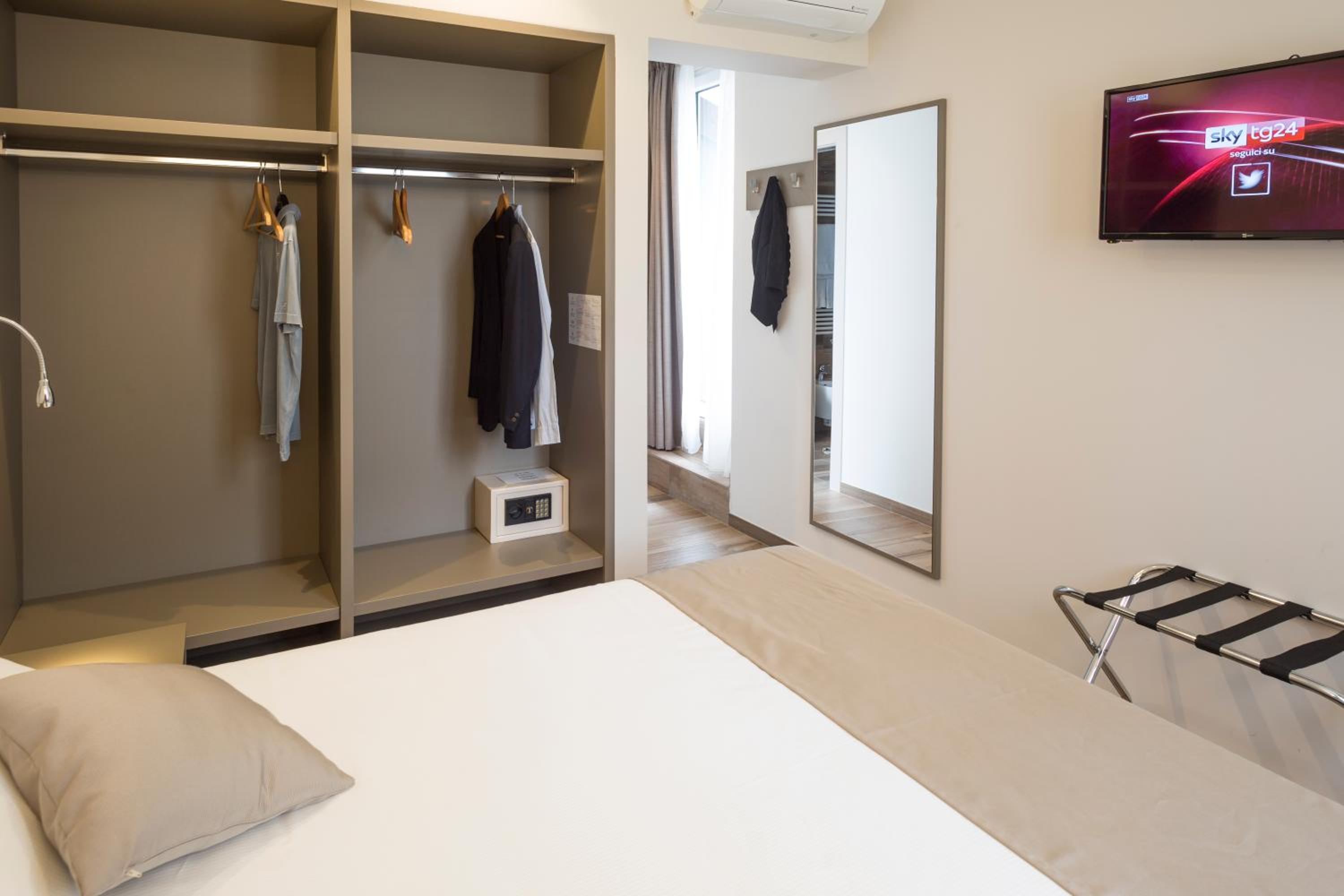 Deluxe Double Room with Balcony and Lake View - Photo 15