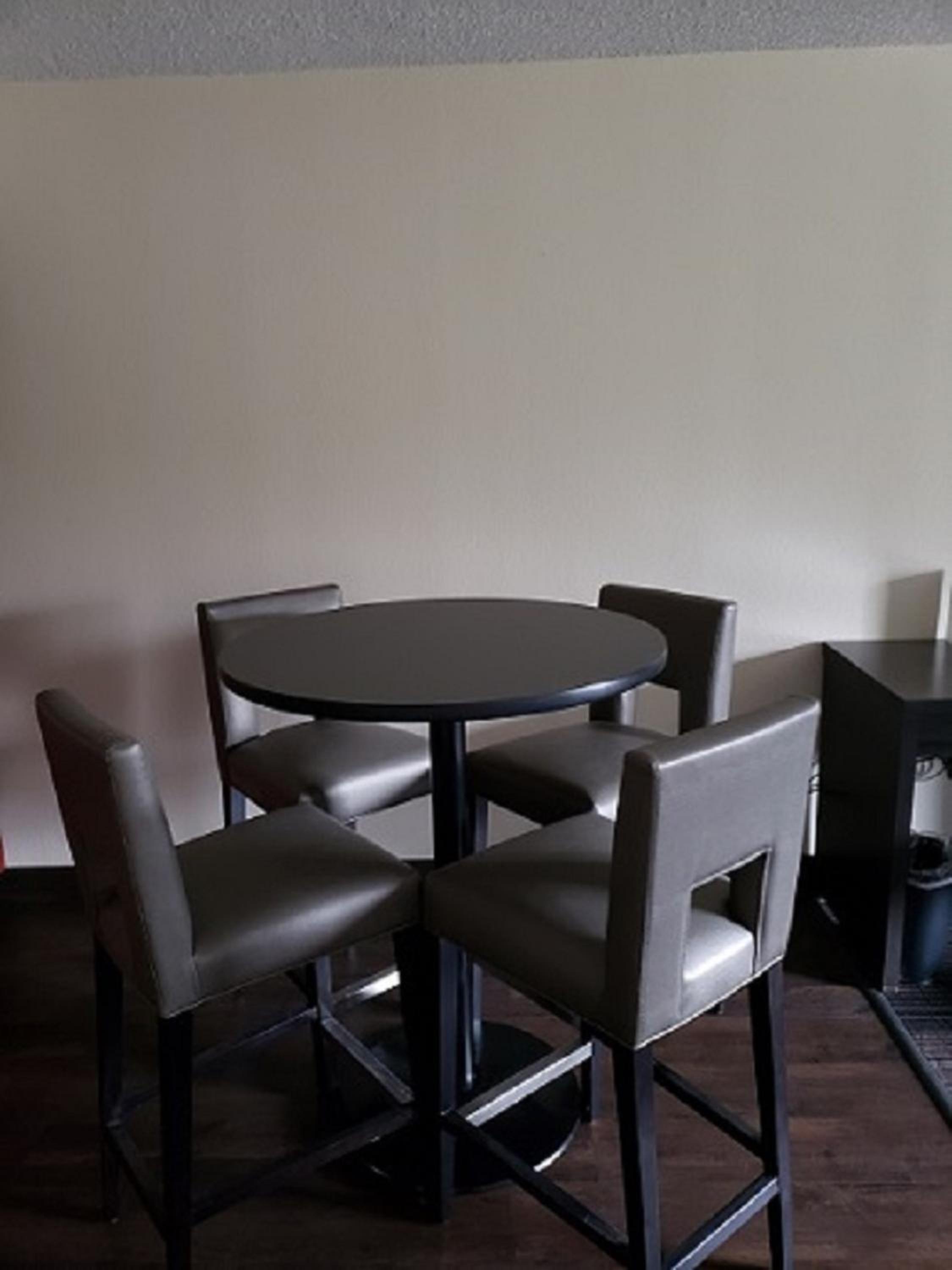 Executive Suite (Complimentary Happy Hour M-Sa) - Photo 6