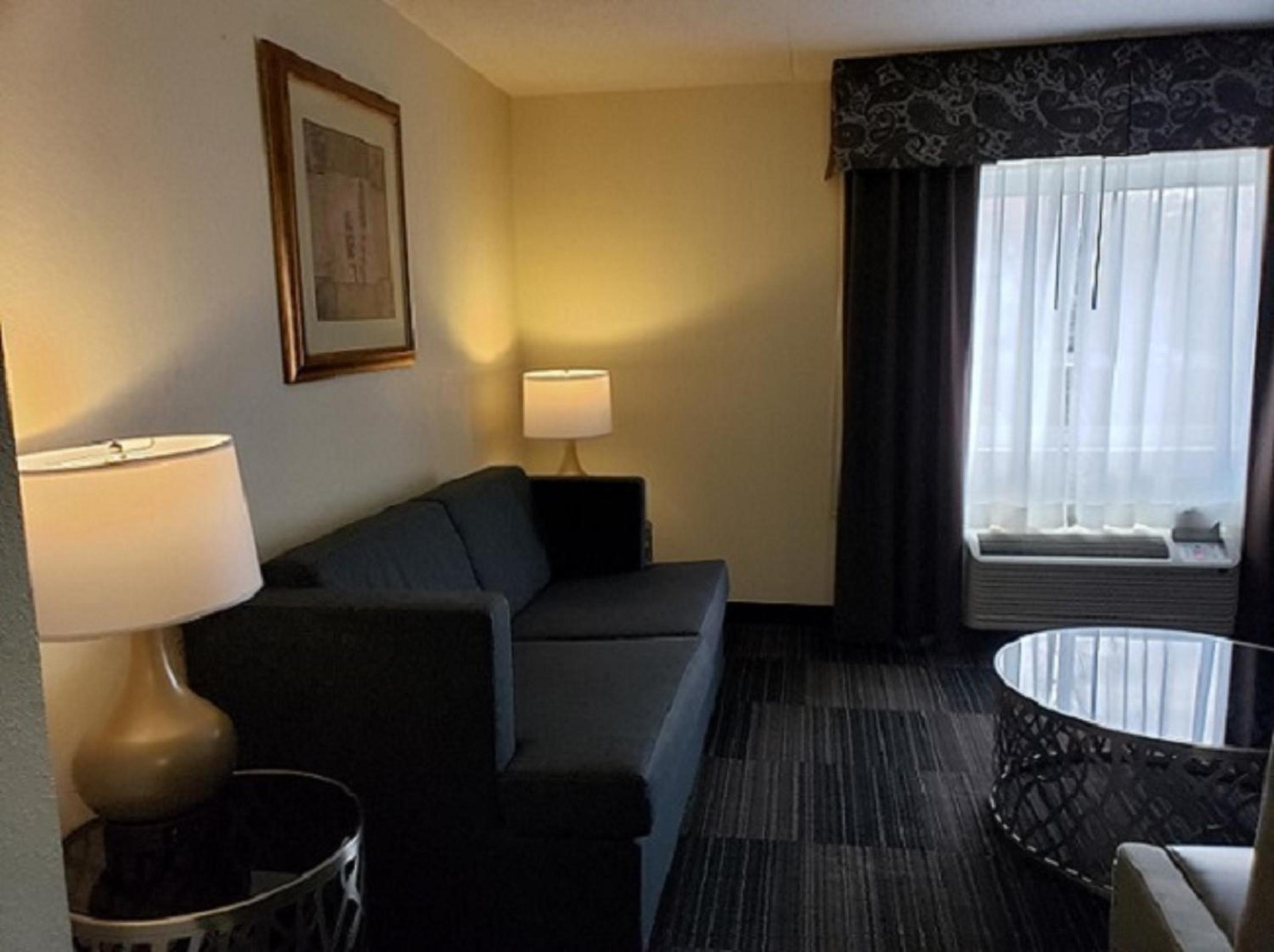 Executive Suite (Complimentary Happy Hour M-Sa) - Photo 5