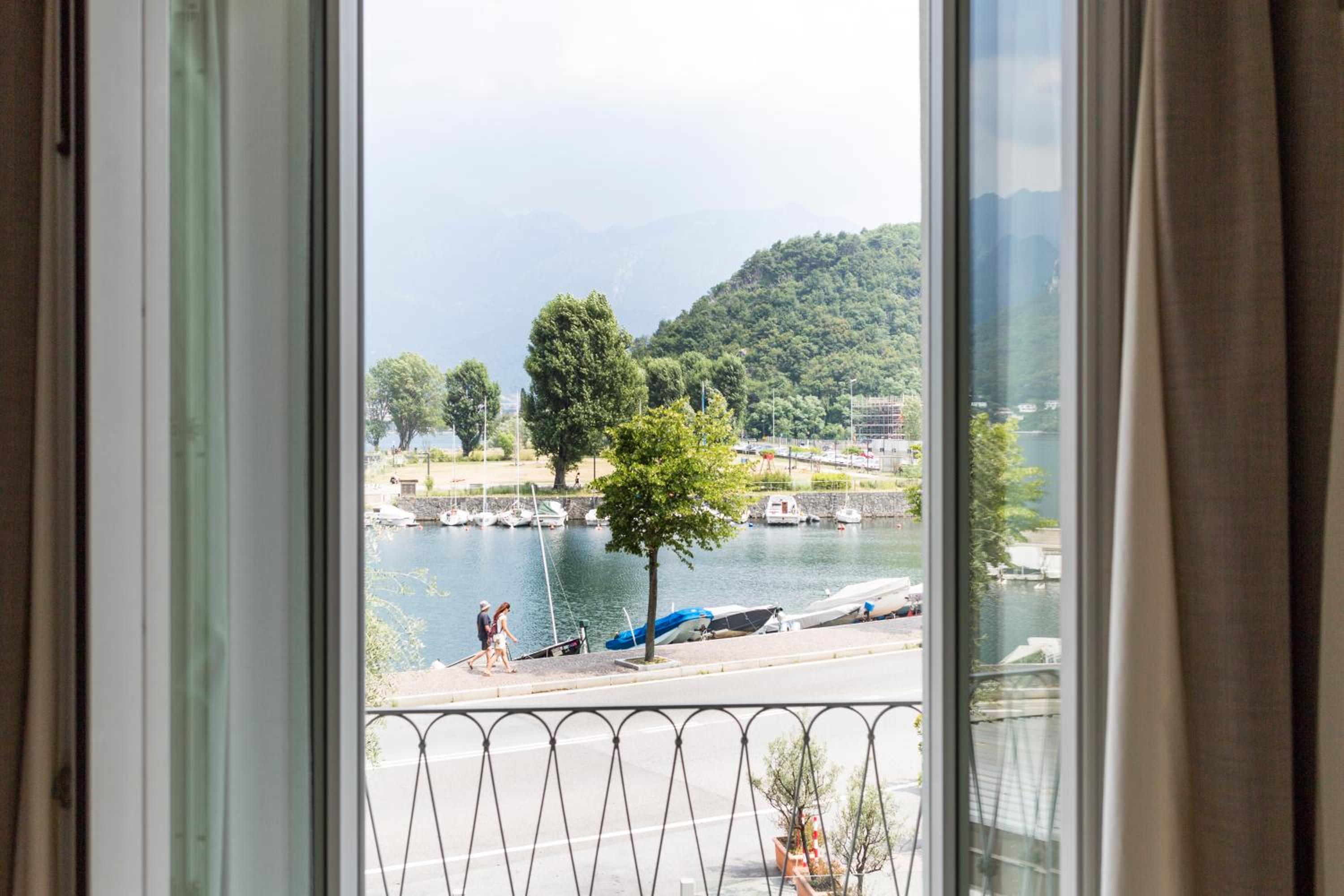 Deluxe Double Room with Balcony and Lake View - Photo 13