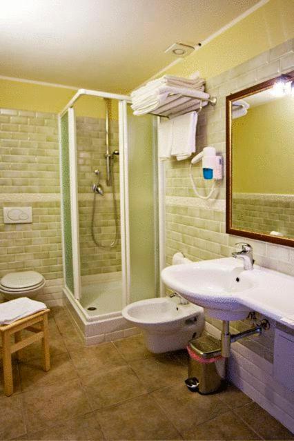 Double or Twin Room - Photo 8