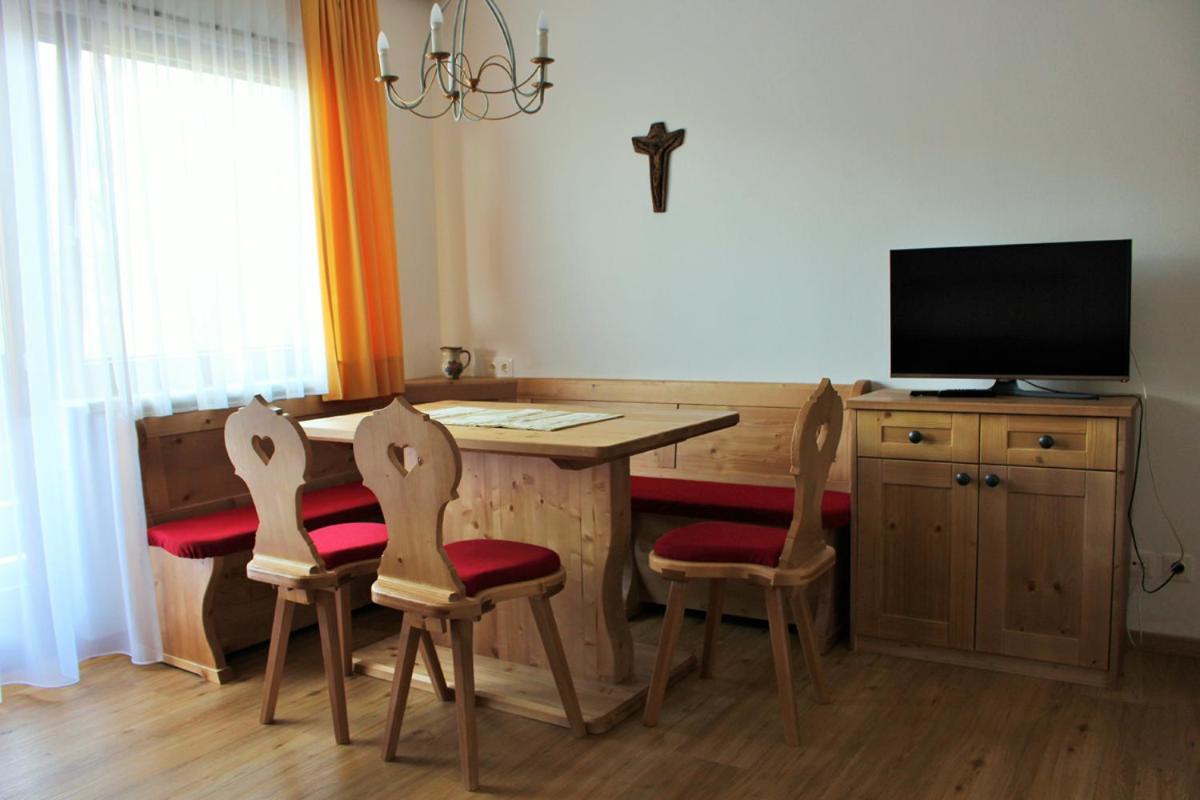 Deluxe Two-Bedroom Apartment with Mountain View