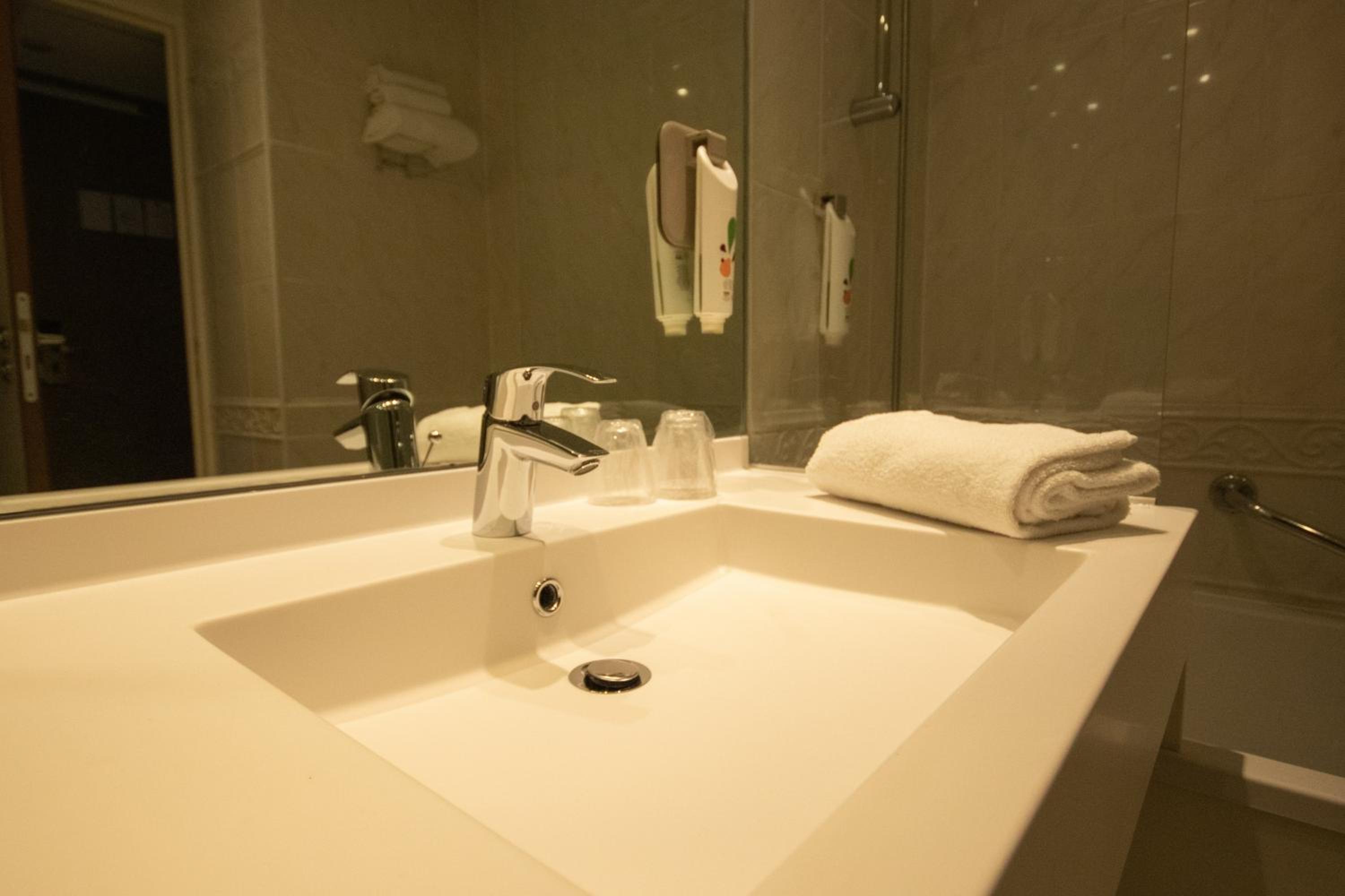 Standard Single Room thumbnail 5