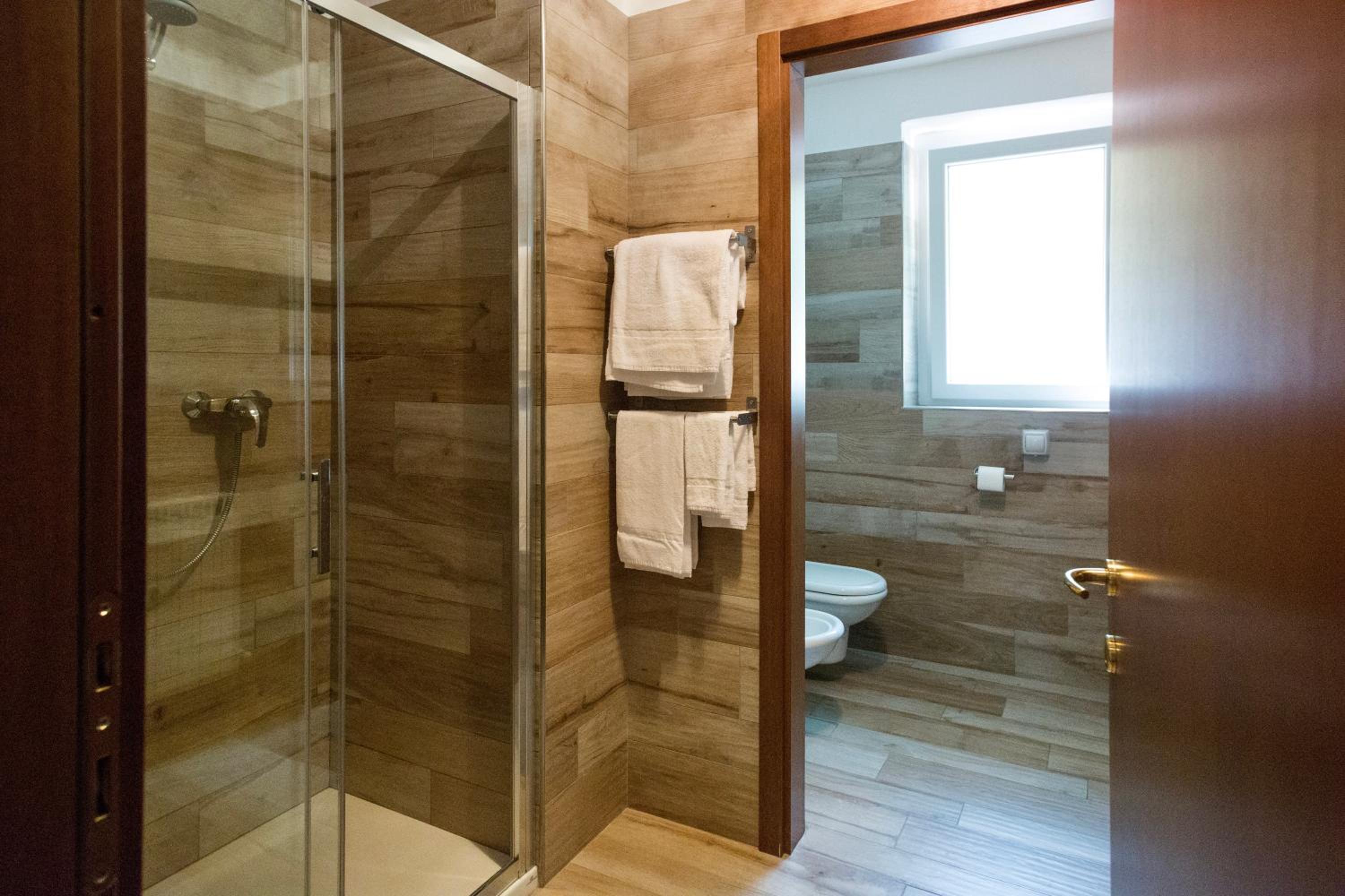 Deluxe Double Room with Balcony and Lake View - Photo 8