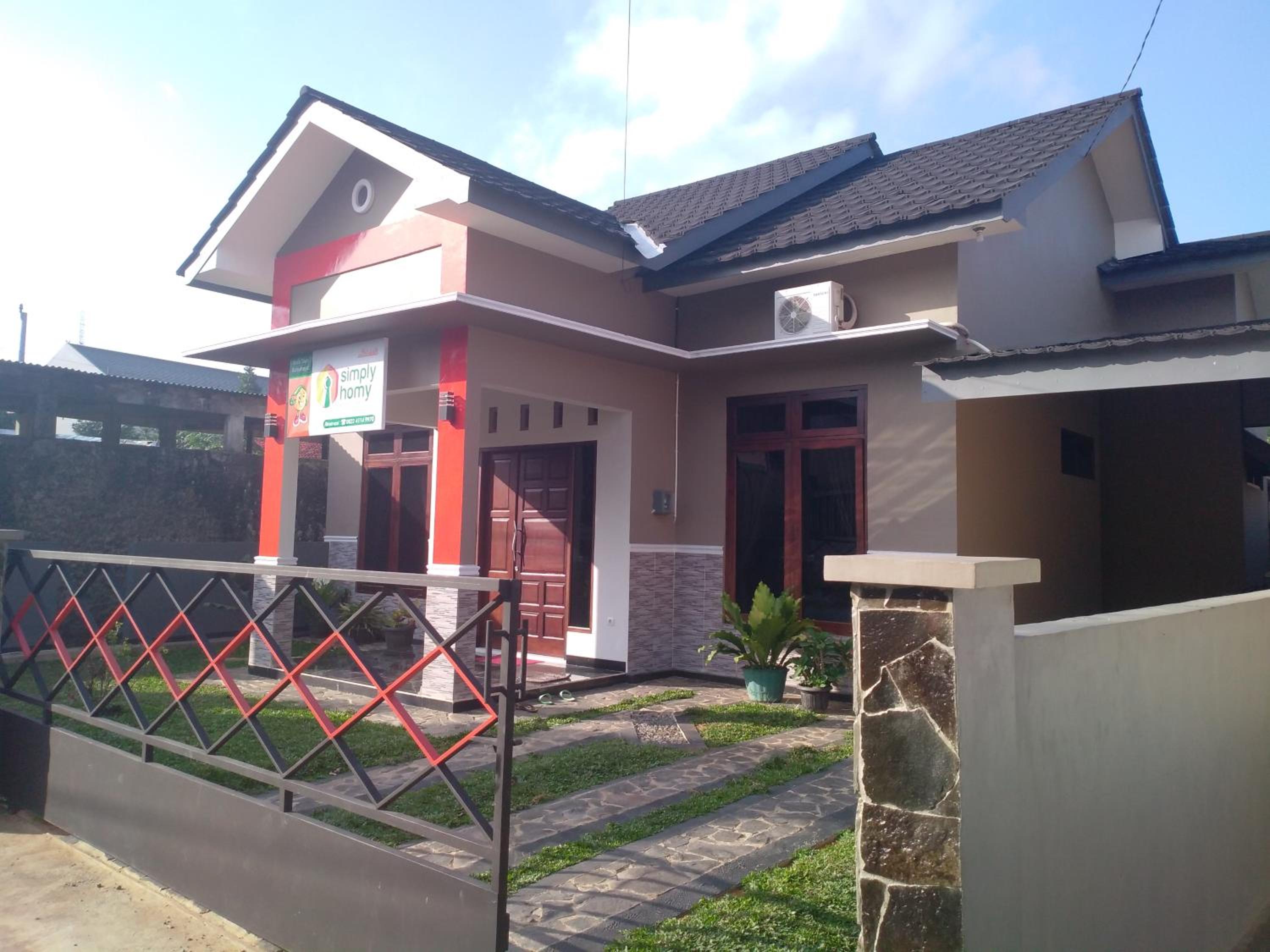 Three-Bedroom House photo 2