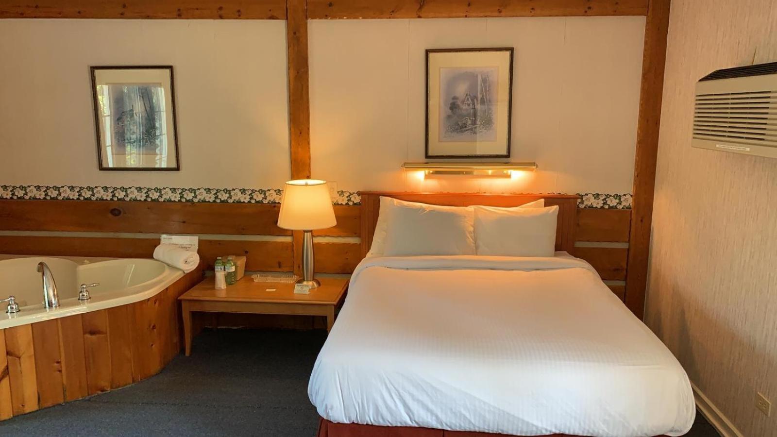 King Suite with Jacuzzi (Lake View)