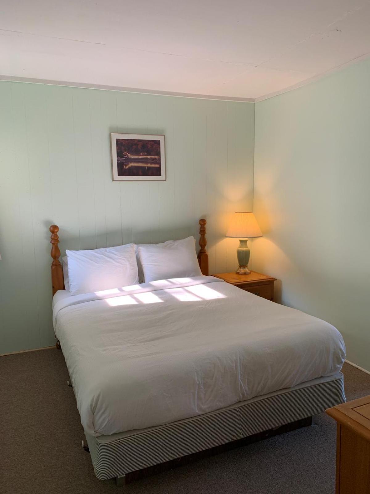 Two-Bedroom Cottage with Two Queen Beds - Lake View