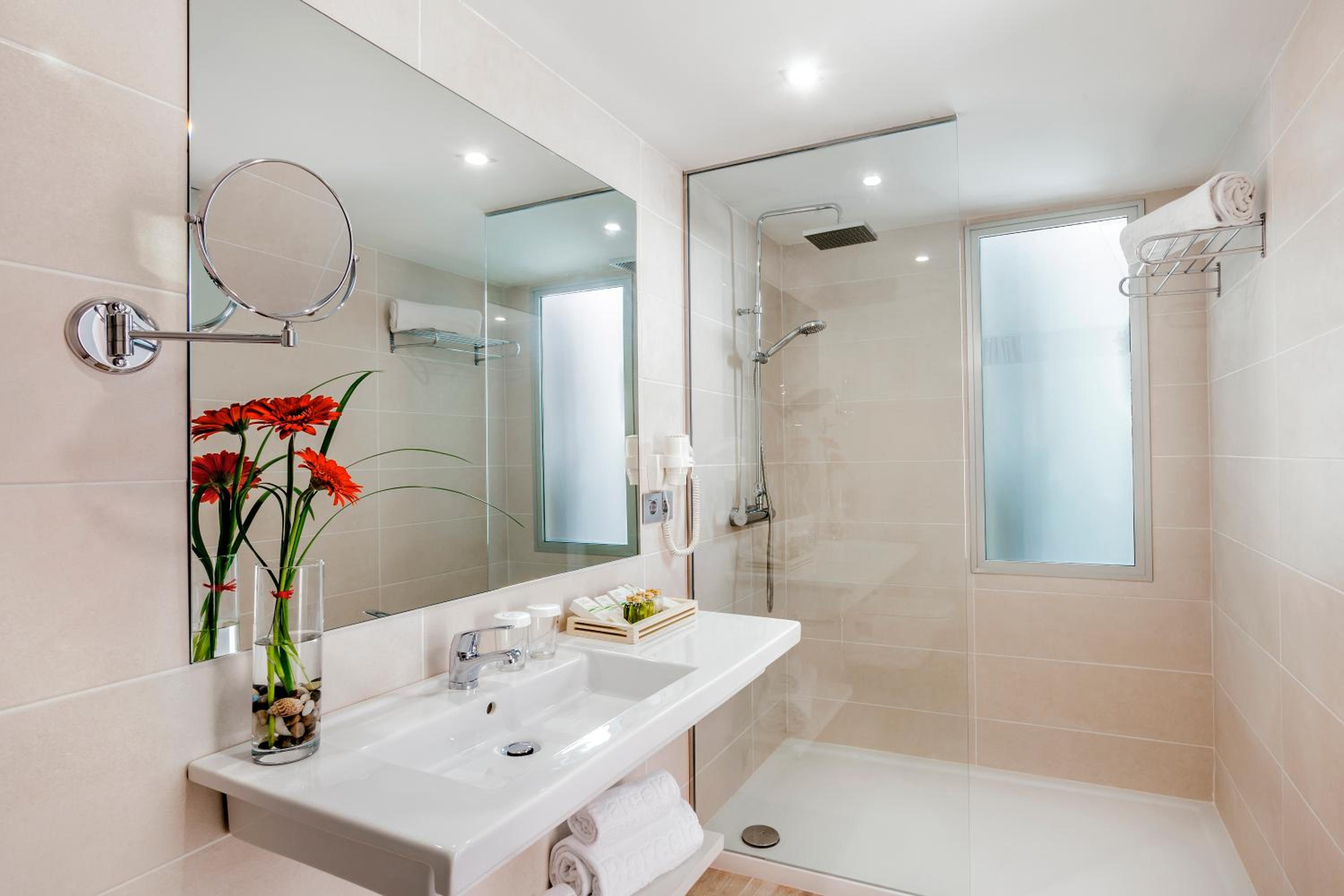 Deluxe Double Room (2 Adults + 1 Child) photo 2