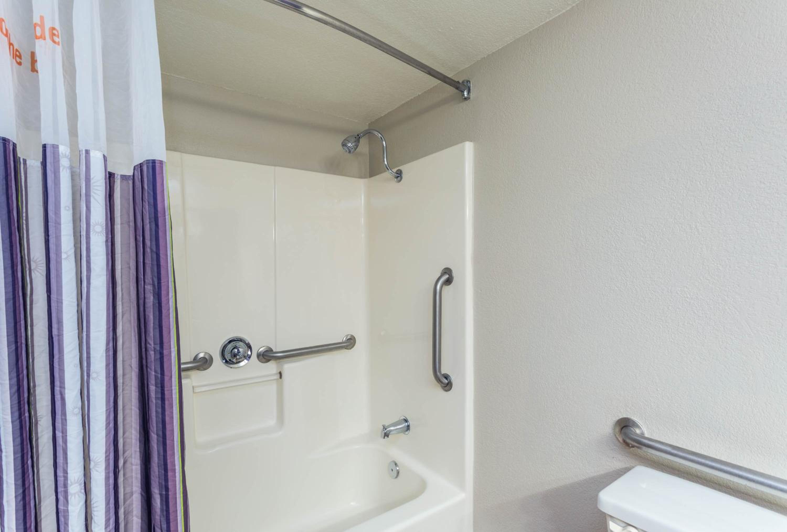 King Room with Roll-In Shower - Mobility/Hearing Accessible - Non-Smoking thumbnail 6