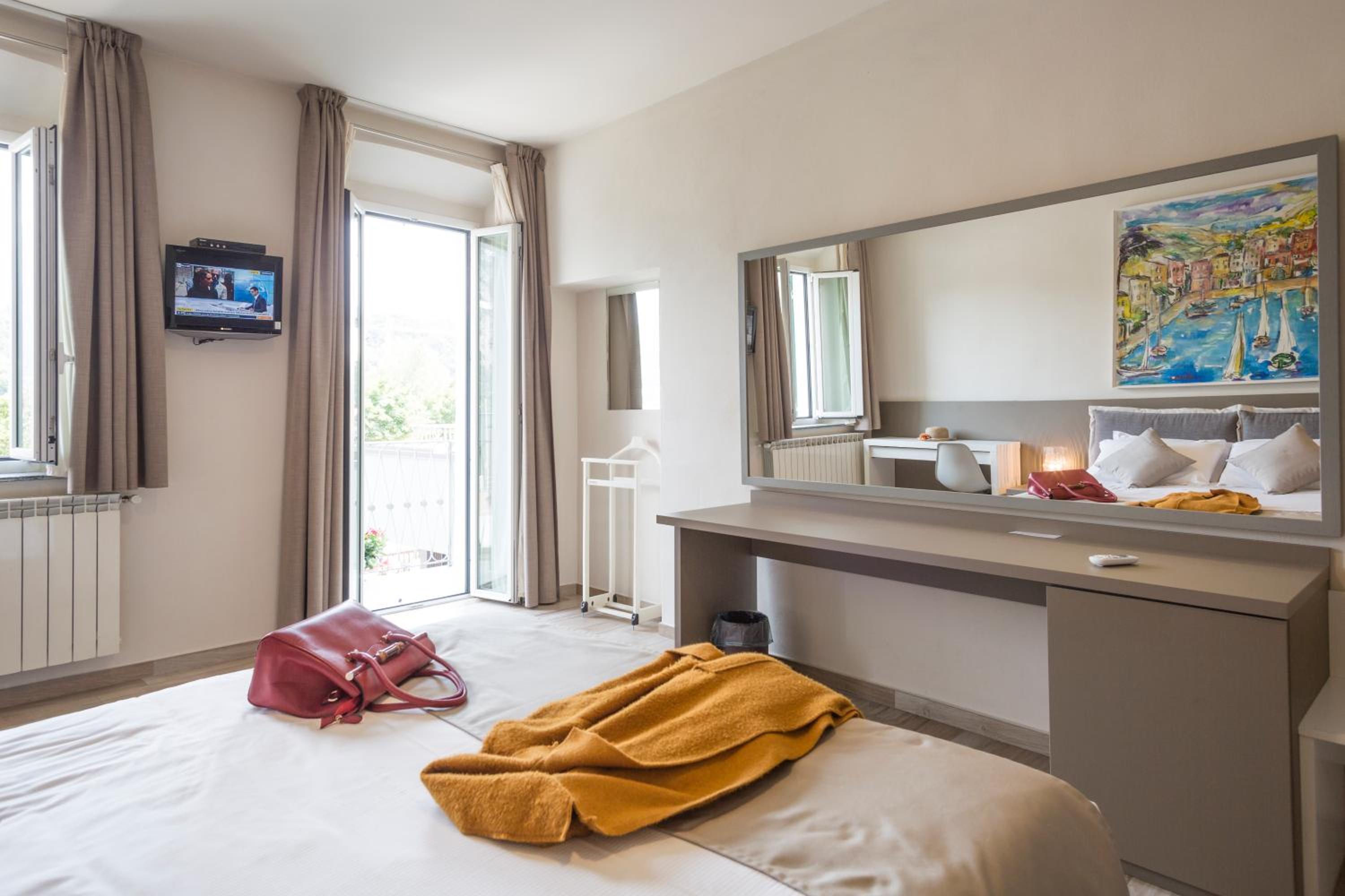 Deluxe Double Room with Balcony and Lake View - Photo 21