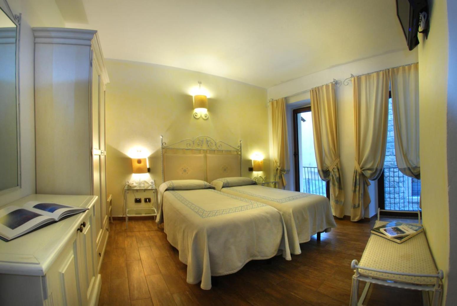 Deluxe Double or Twin Room photo 1
