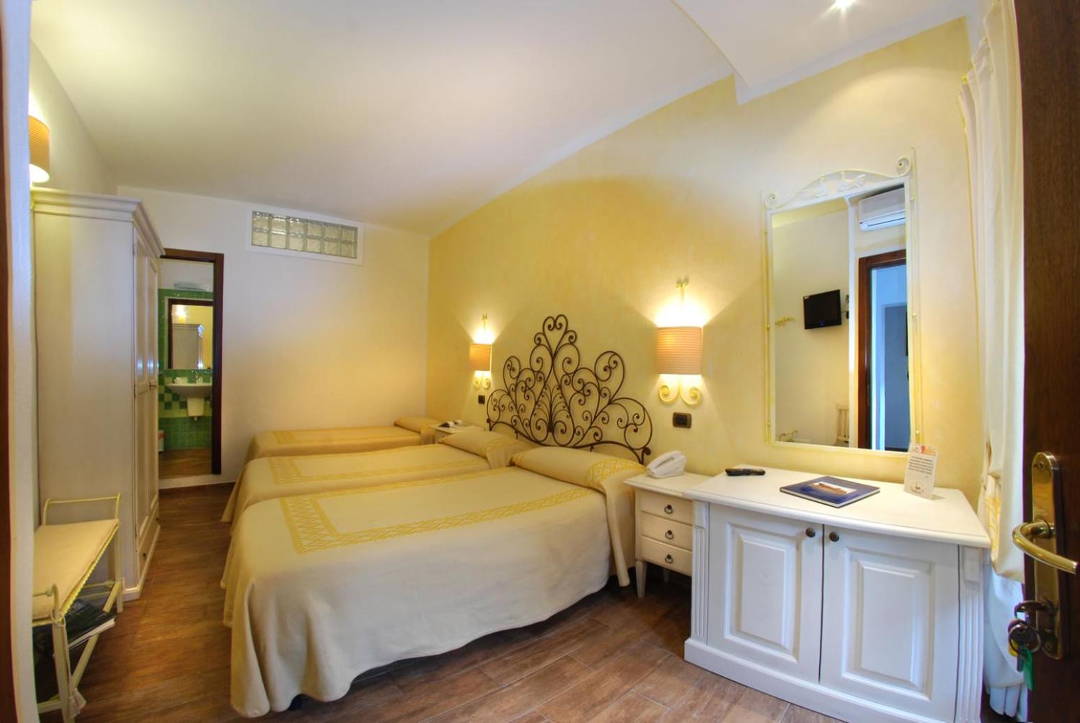 Deluxe Triple Room photo 2
