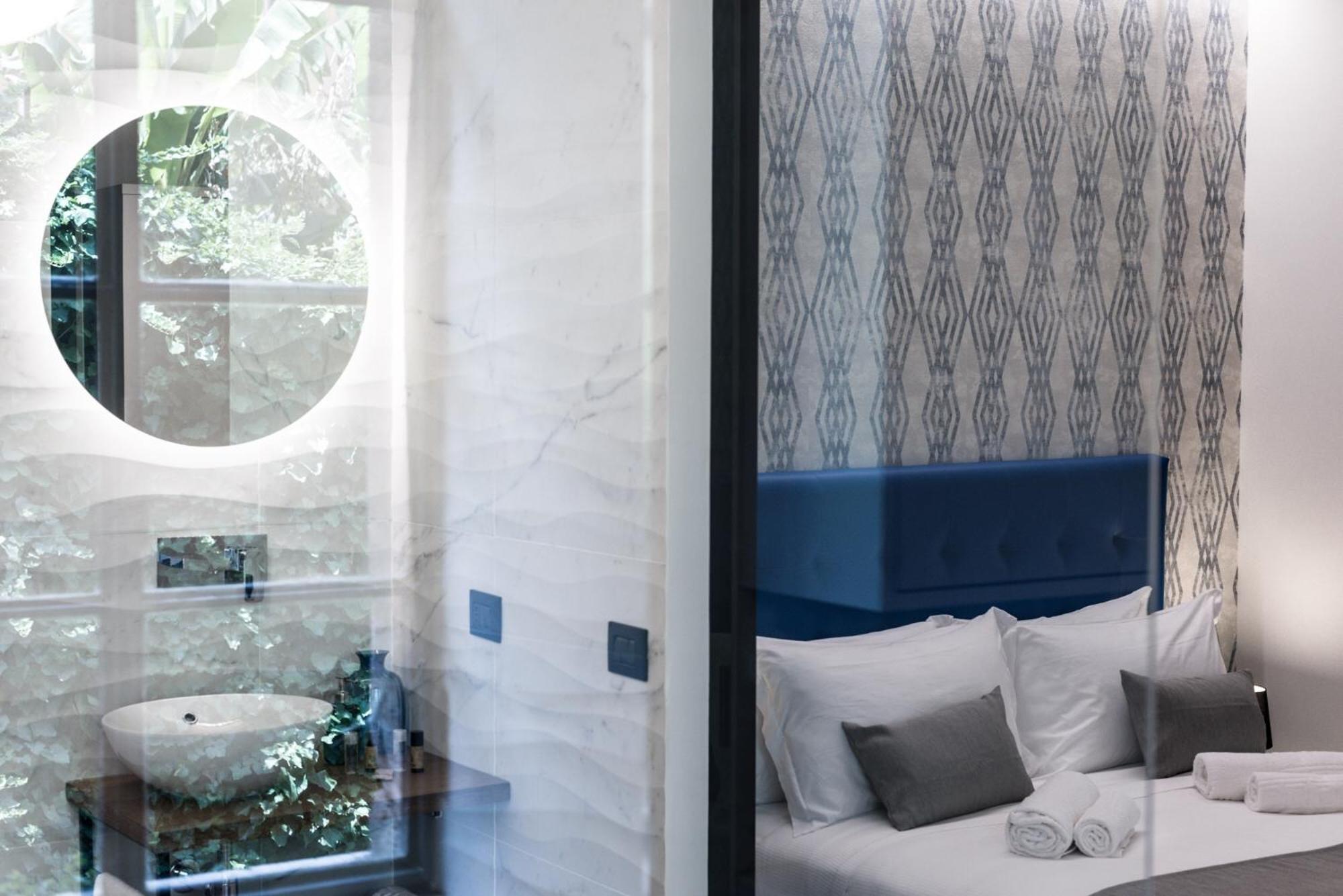 Deluxe Suite with Spa Bath photo 2